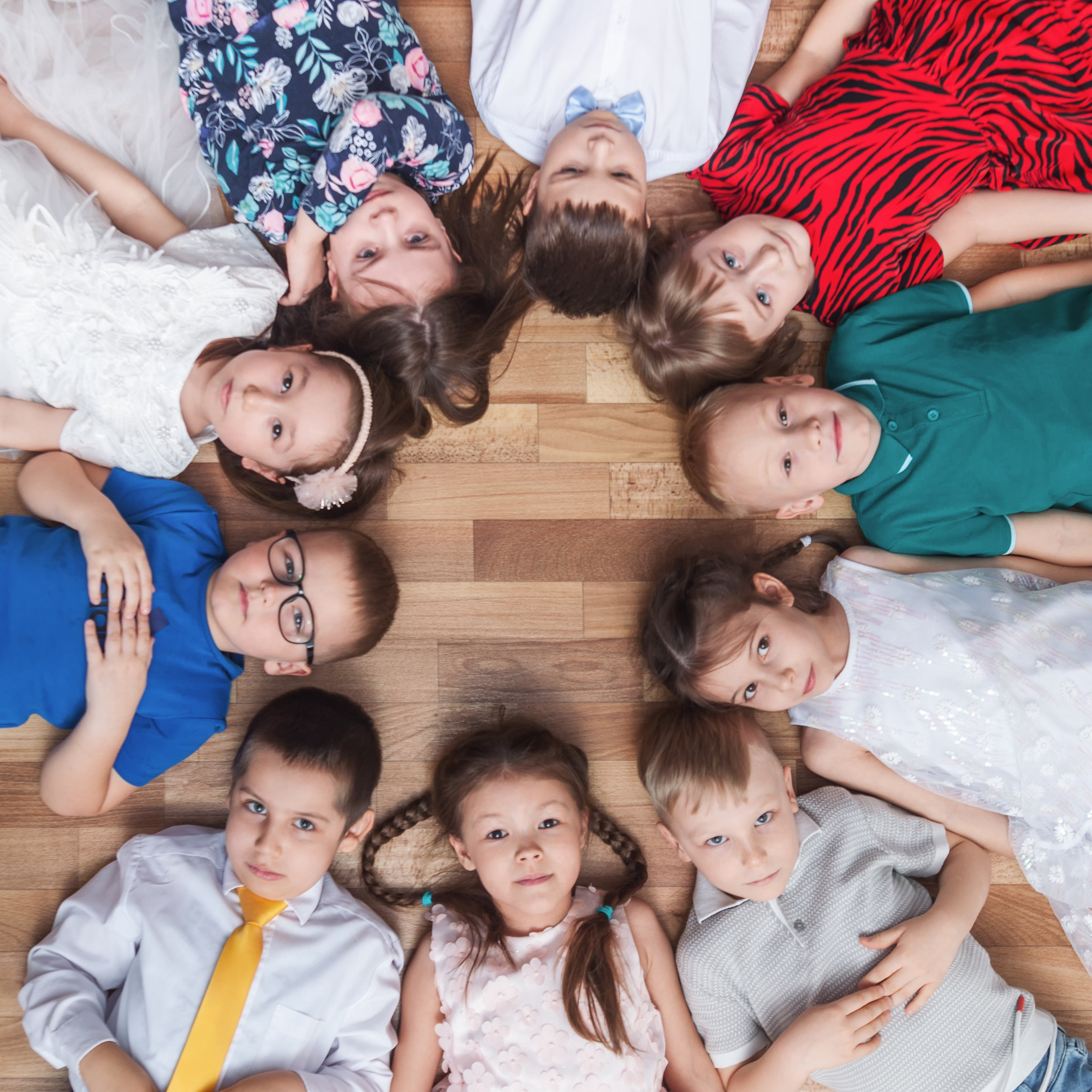 Групповые фотографии с друзьями в школе и детском саду неотъемлемая часть школьной жизни. Фотограф в Москве и Московской области Олег Подлесных