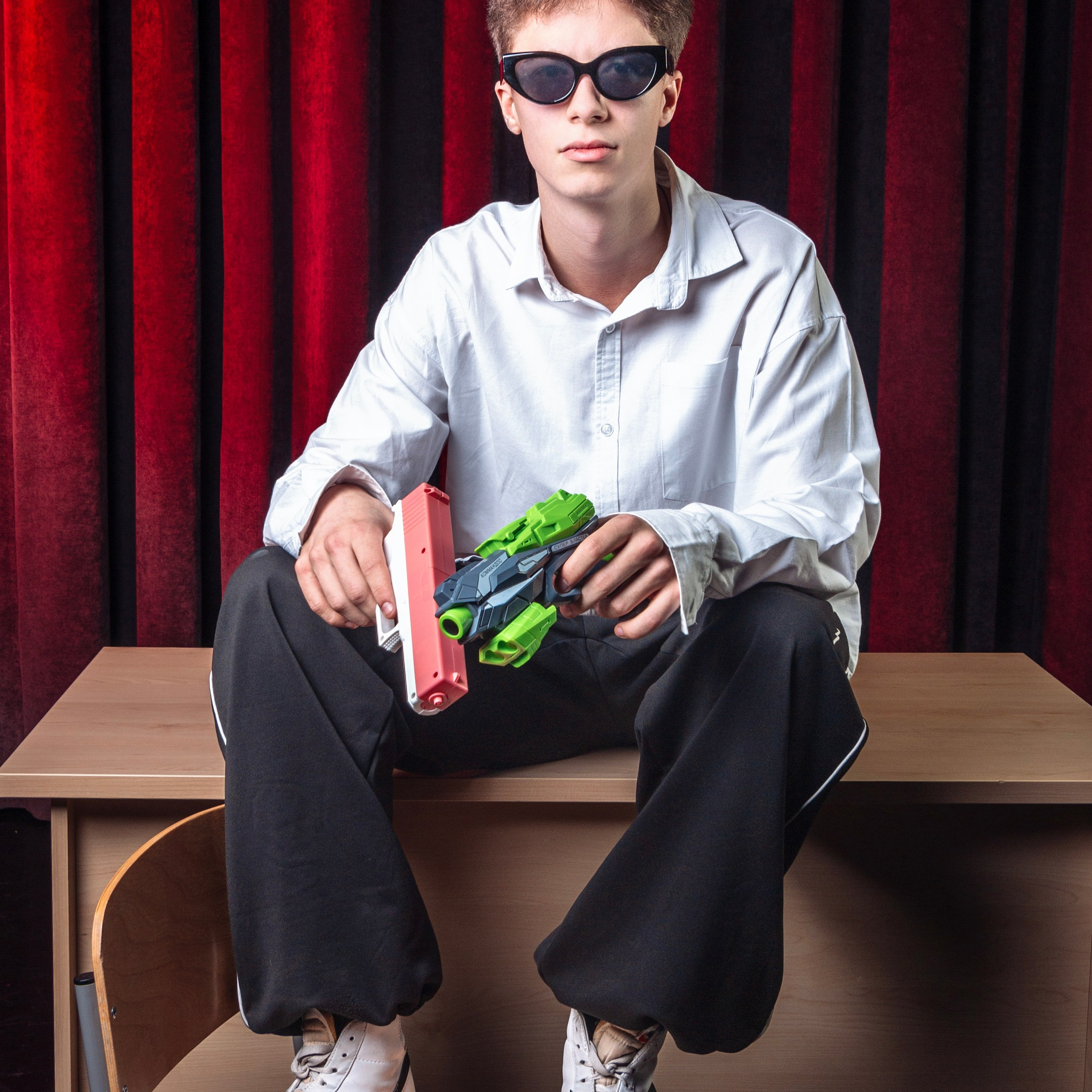 Съемка выпускного альбома для 9 класса в актовом зале школы с цветным светом. Фотограф в Москве и Московской области Олег Подлесных