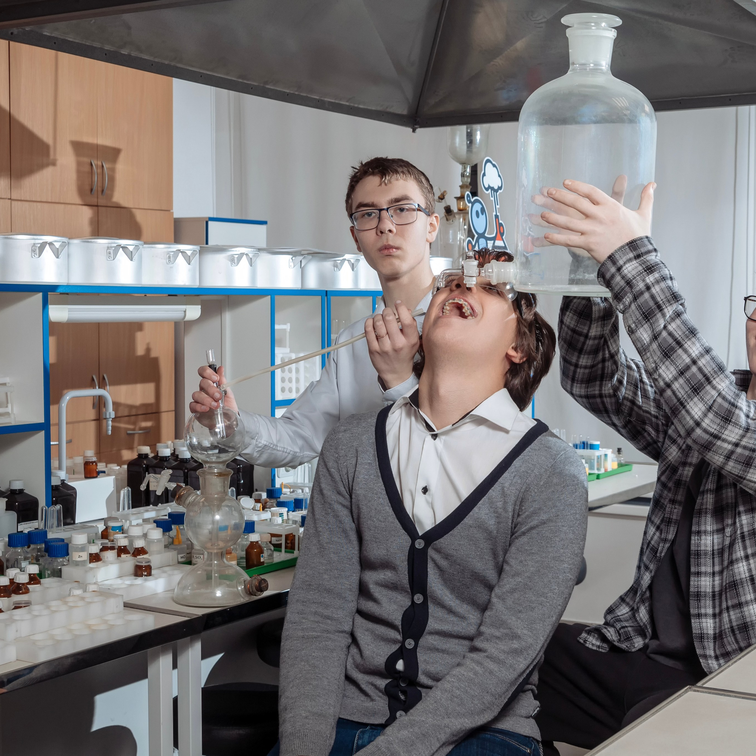 Вариант выпускного альбома для старших классов, обучающихся по химическому профилю в классе химии. Фотограф в Москве и Московской области Олег Подлесных