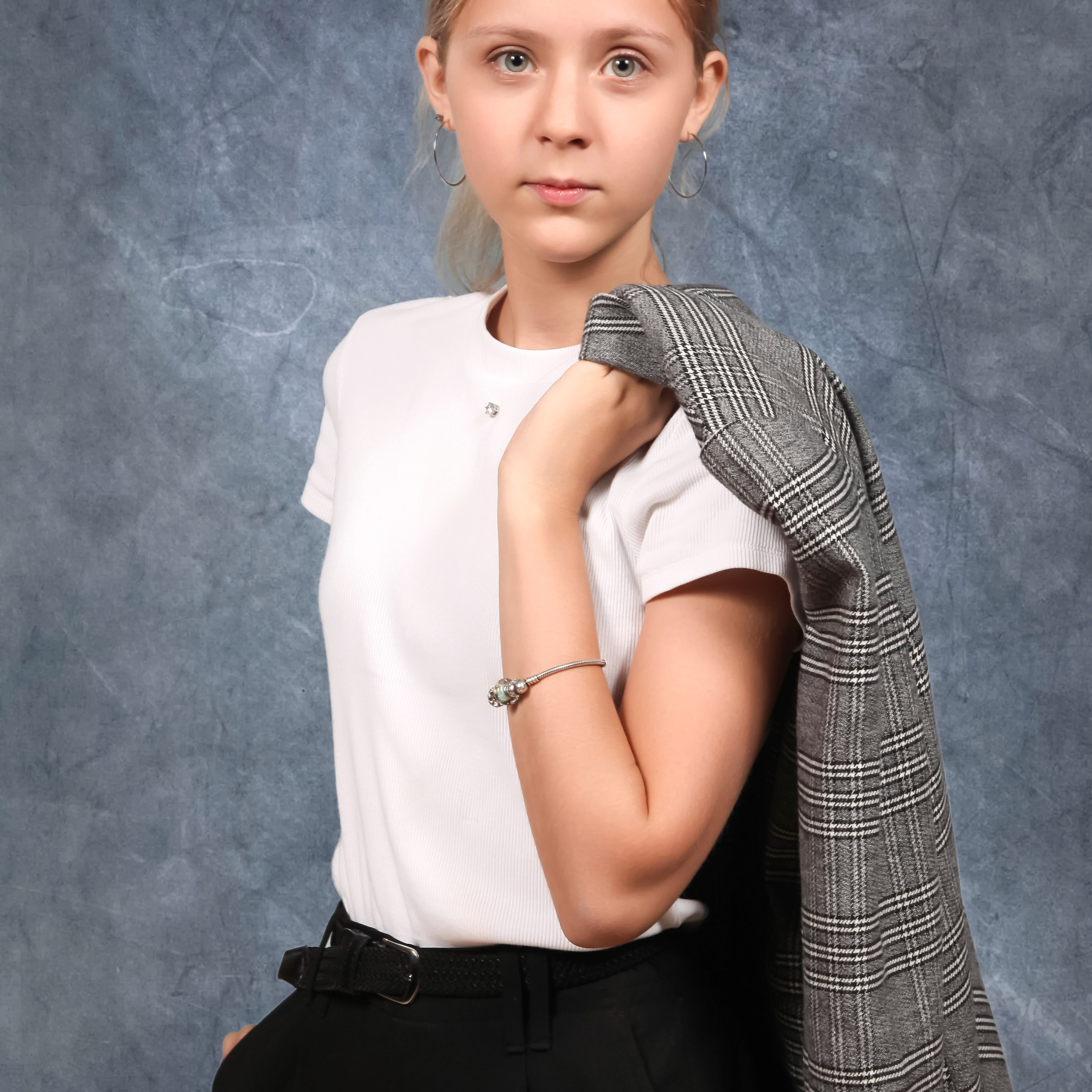 Примеры позирования учеников школы и воспитанников детского сада для фотосъемки на выпускной альбом. Фотограф в Москве и Московской области Олег Подлесных