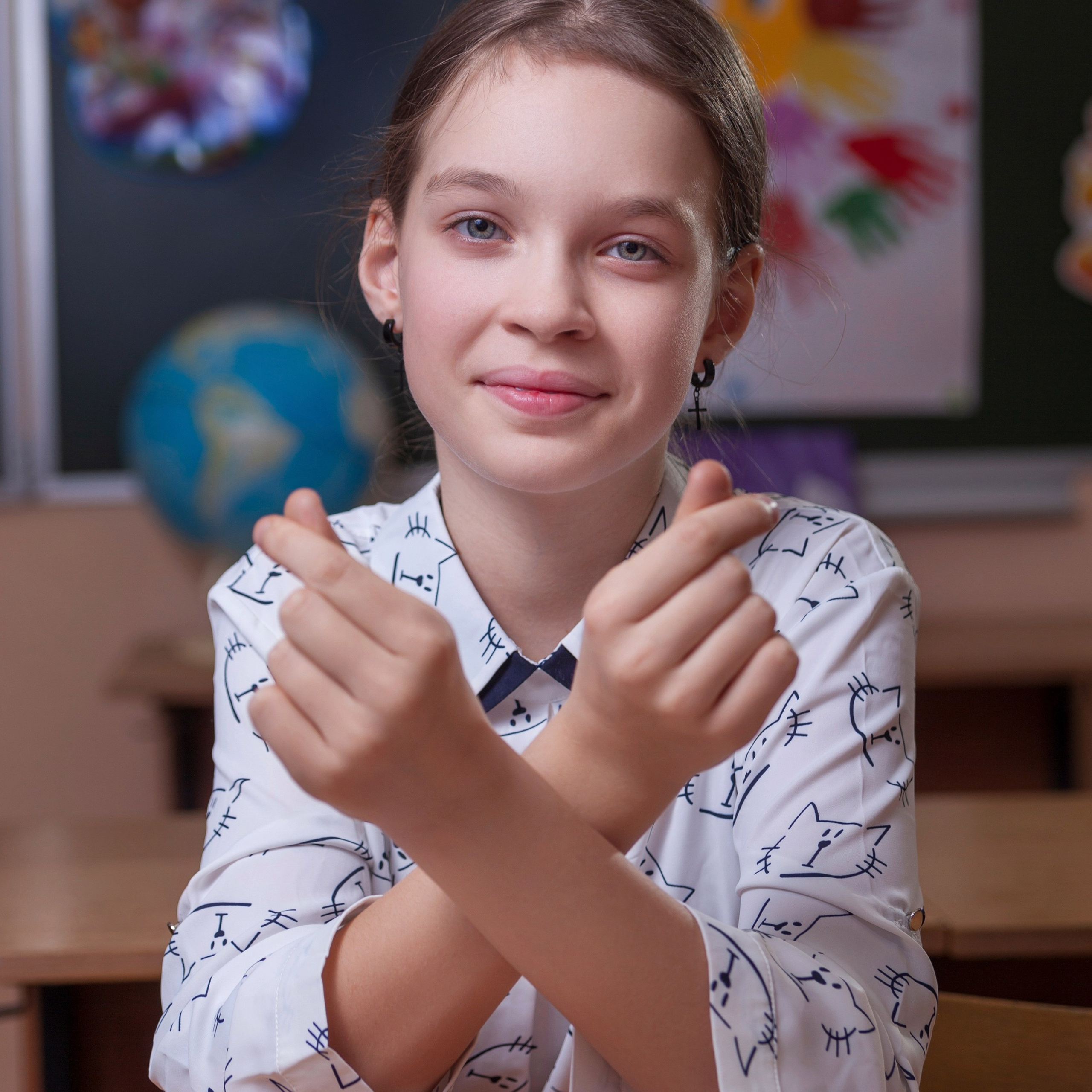 портрет девочки за столом