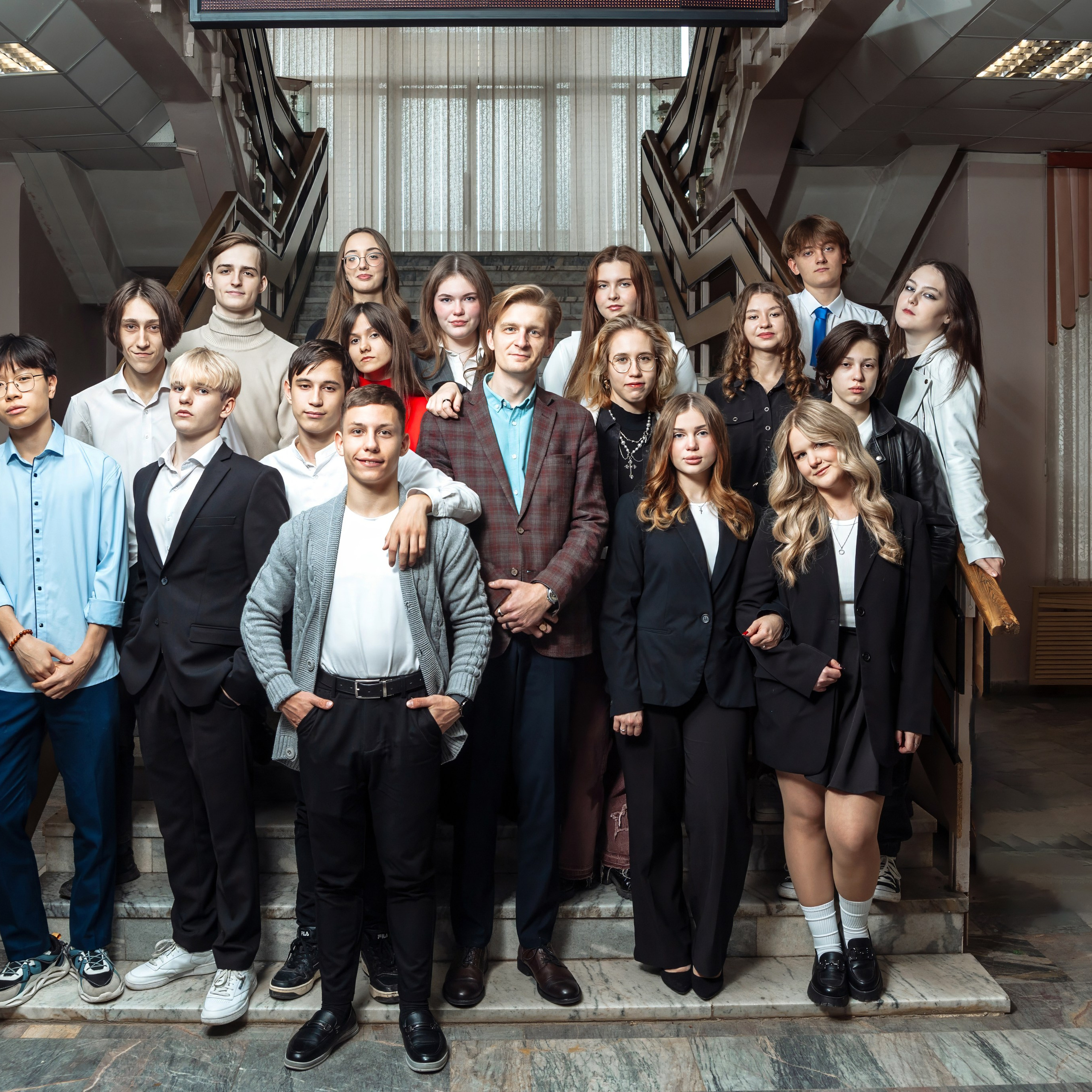 Съемка для выпускного альбома 9 класса с цветным светом в школьном классе. Фотограф в Москве и Московской области Олег Подлесных