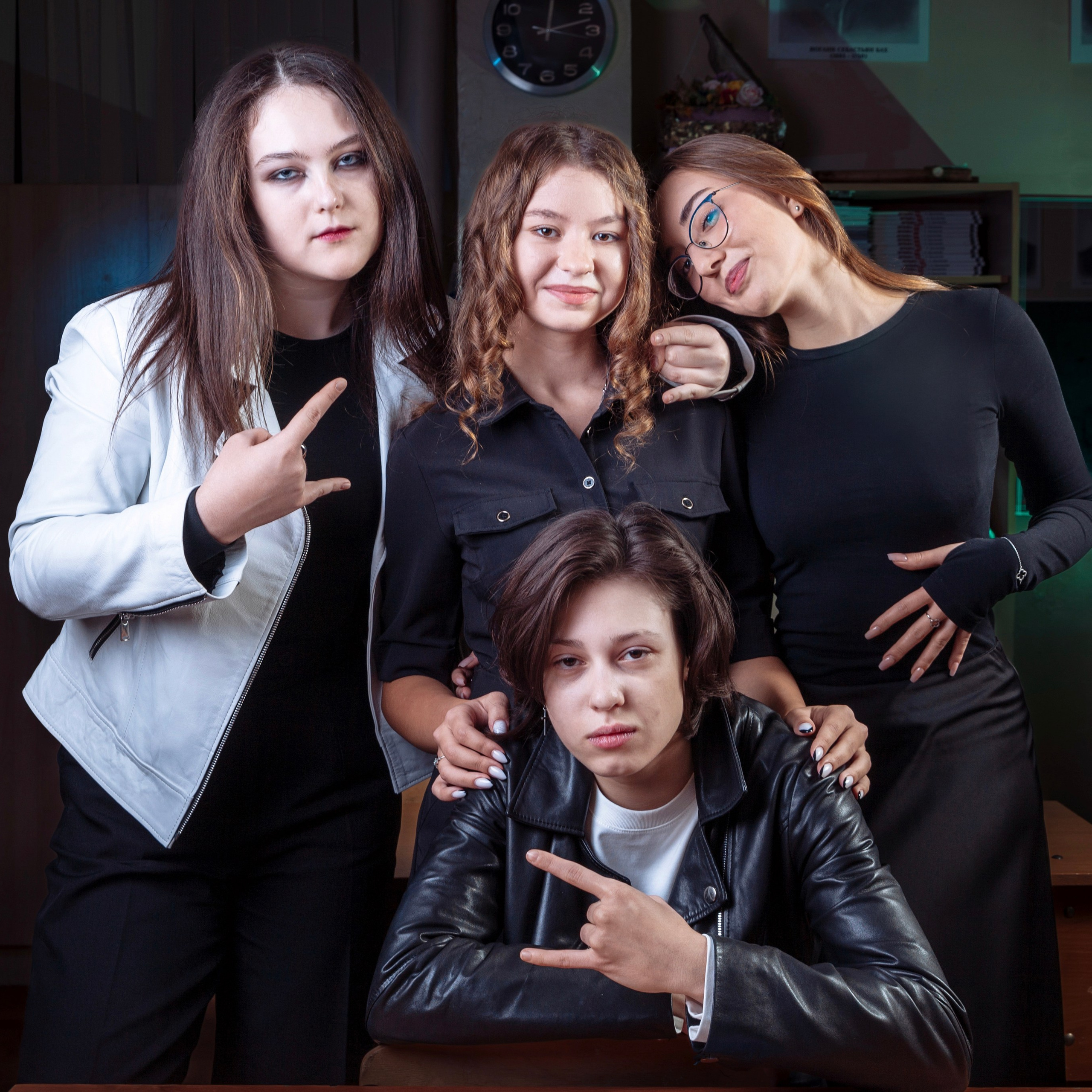 Съемка для выпускного альбома 9 класса с цветным светом в школьном классе. Фотограф в Москве и Московской области Олег Подлесных