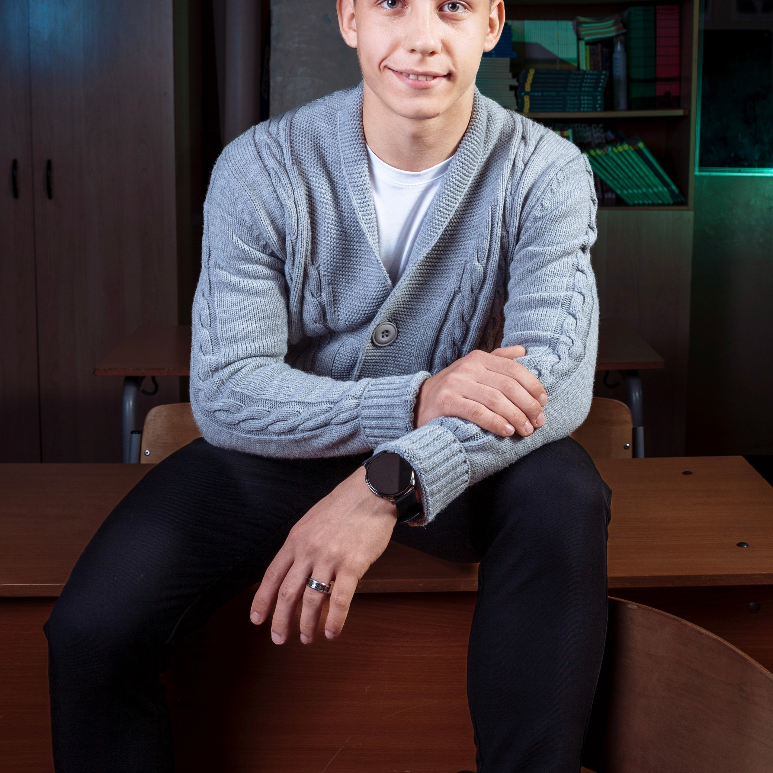 Съемка для выпускного альбома 9 класса с цветным светом в школьном классе. Фотограф в Москве и Московской области Олег Подлесных