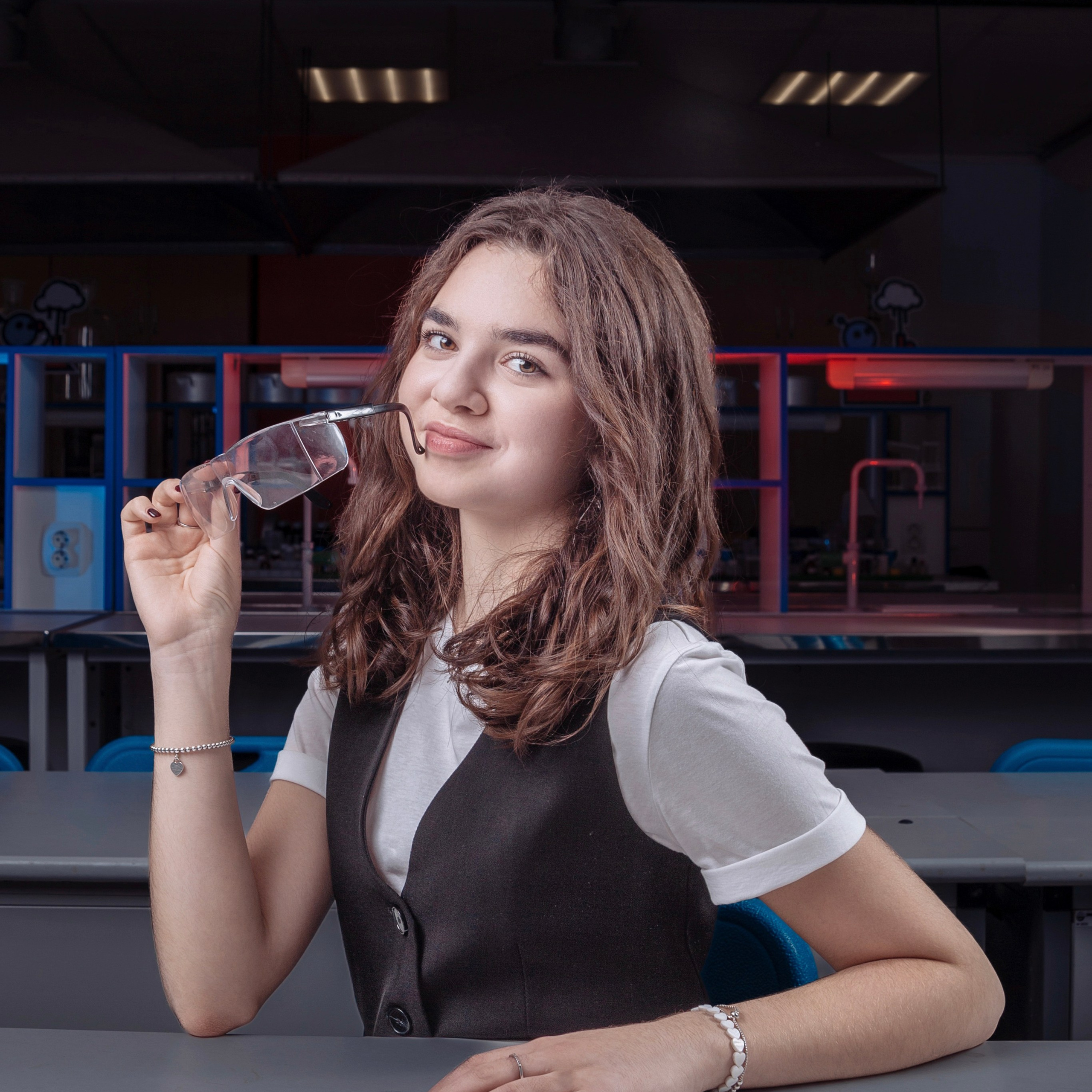 Вариант выпускного альбома для старших классов, обучающихся по химическому профилю в классе химии. Фотограф в Москве и Московской области Олег Подлесных