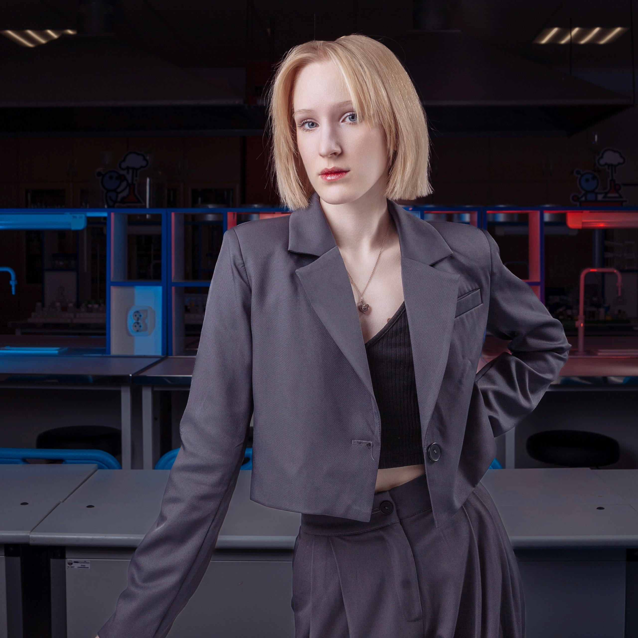 Вариант выпускного альбома для старших классов, обучающихся по химическому профилю в классе химии. Фотограф в Москве и Московской области Олег Подлесных