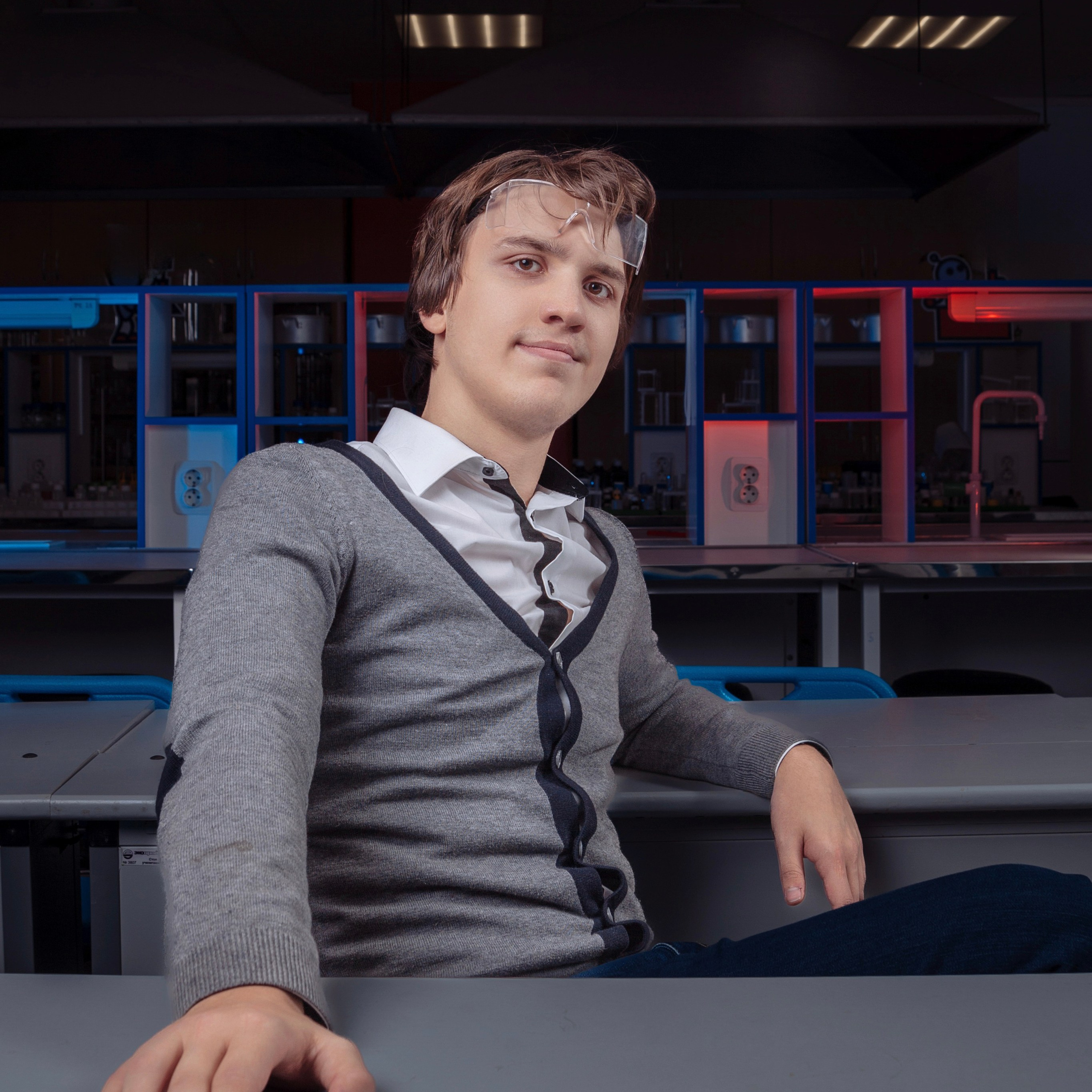 Вариант выпускного альбома для старших классов, обучающихся по химическому профилю в классе химии. Фотограф в Москве и Московской области Олег Подлесных