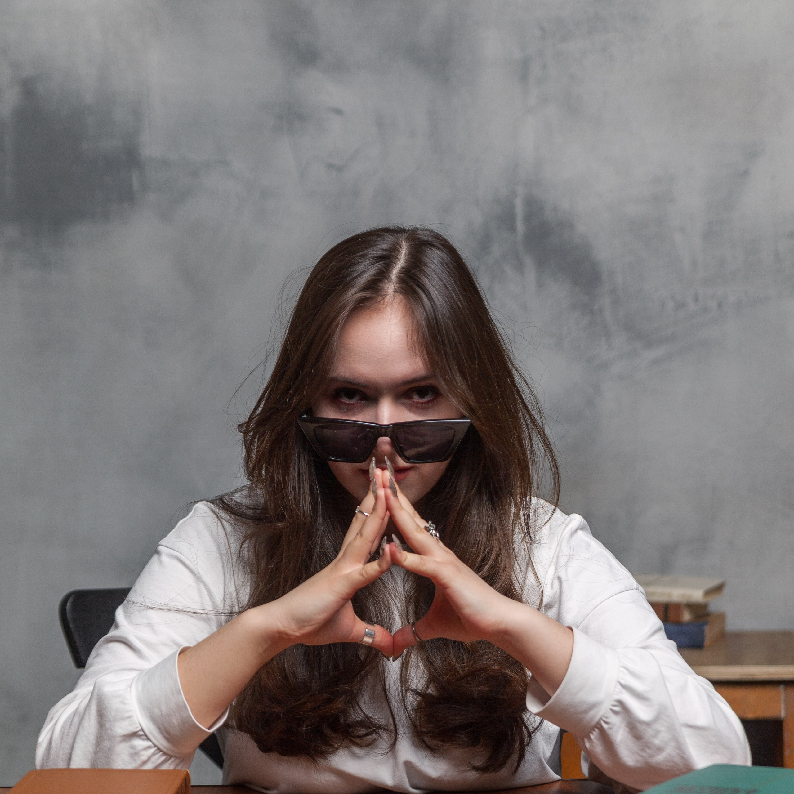 портрет девушки за столом