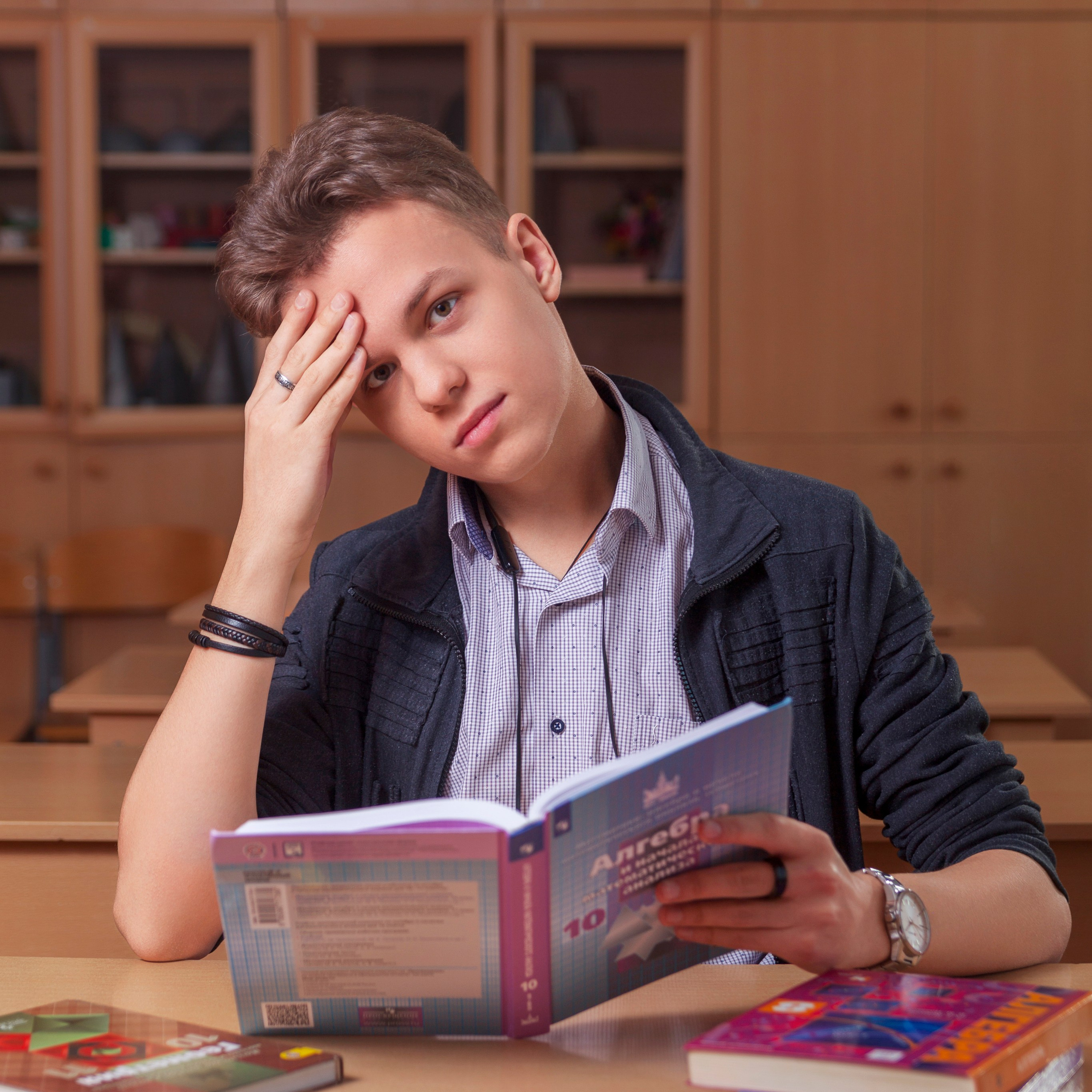 портрет молодого человека с книгой за столом