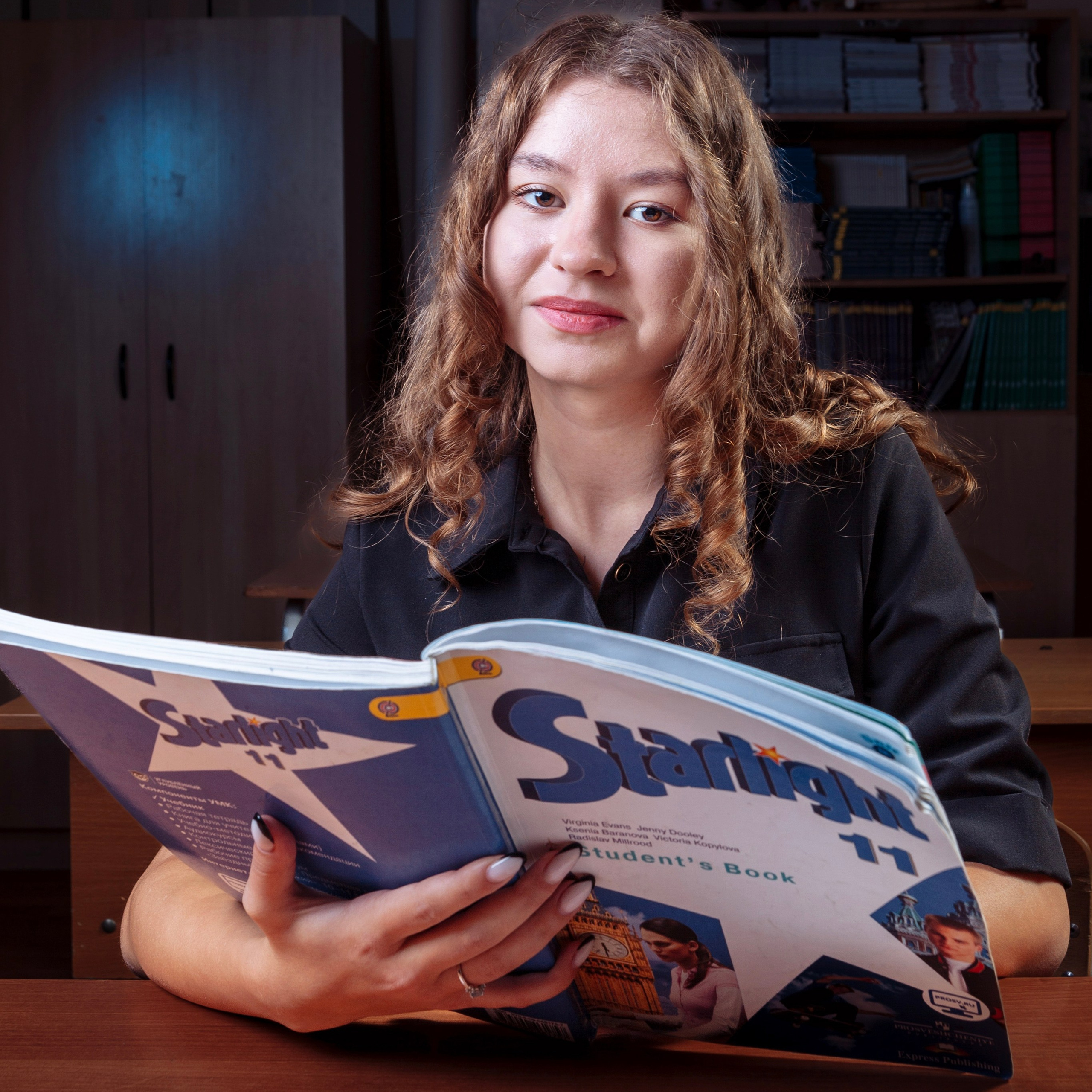 Съемка для выпускного альбома 9 класса с цветным светом в школьном классе. Фотограф в Москве и Московской области Олег Подлесных