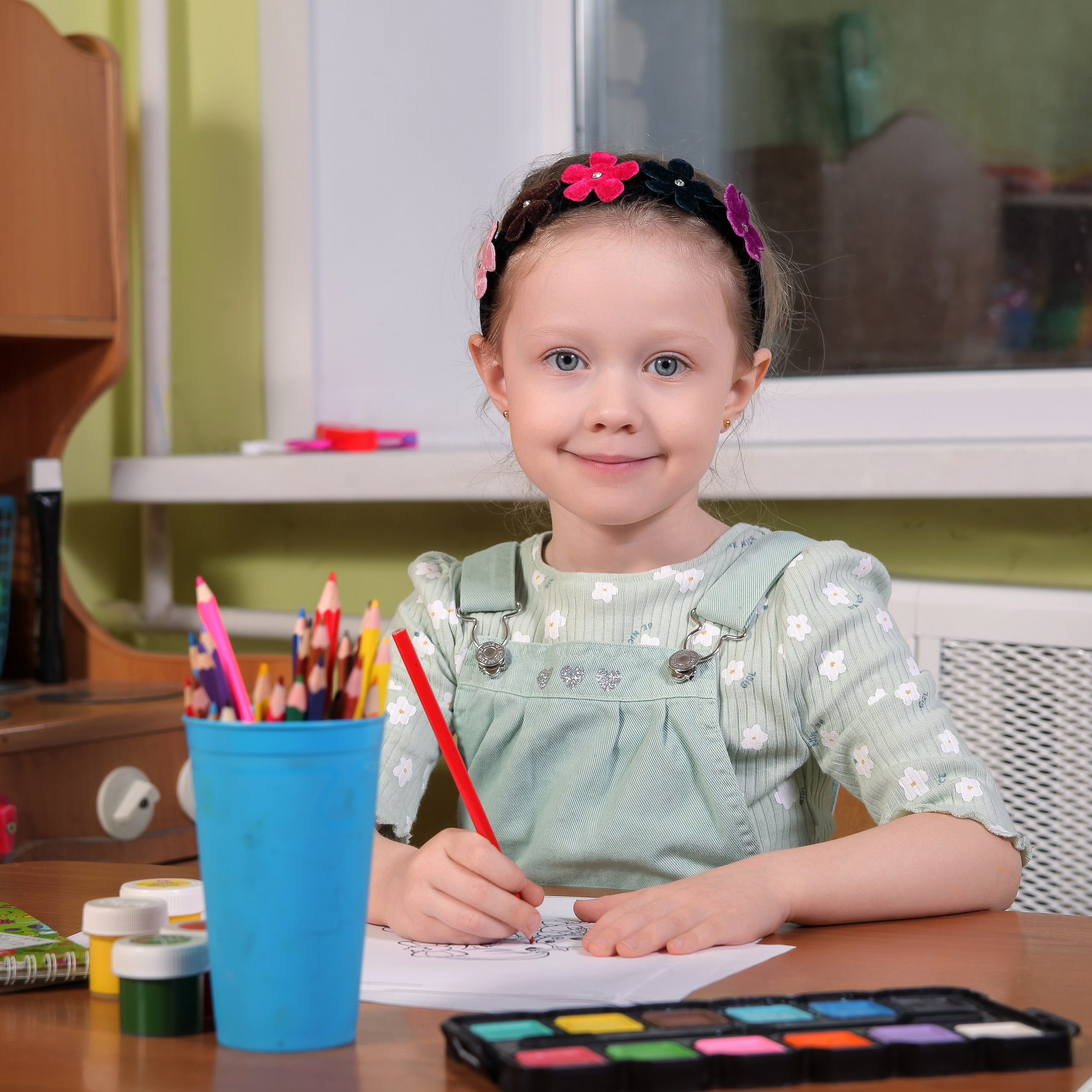 портрет девочки за столом