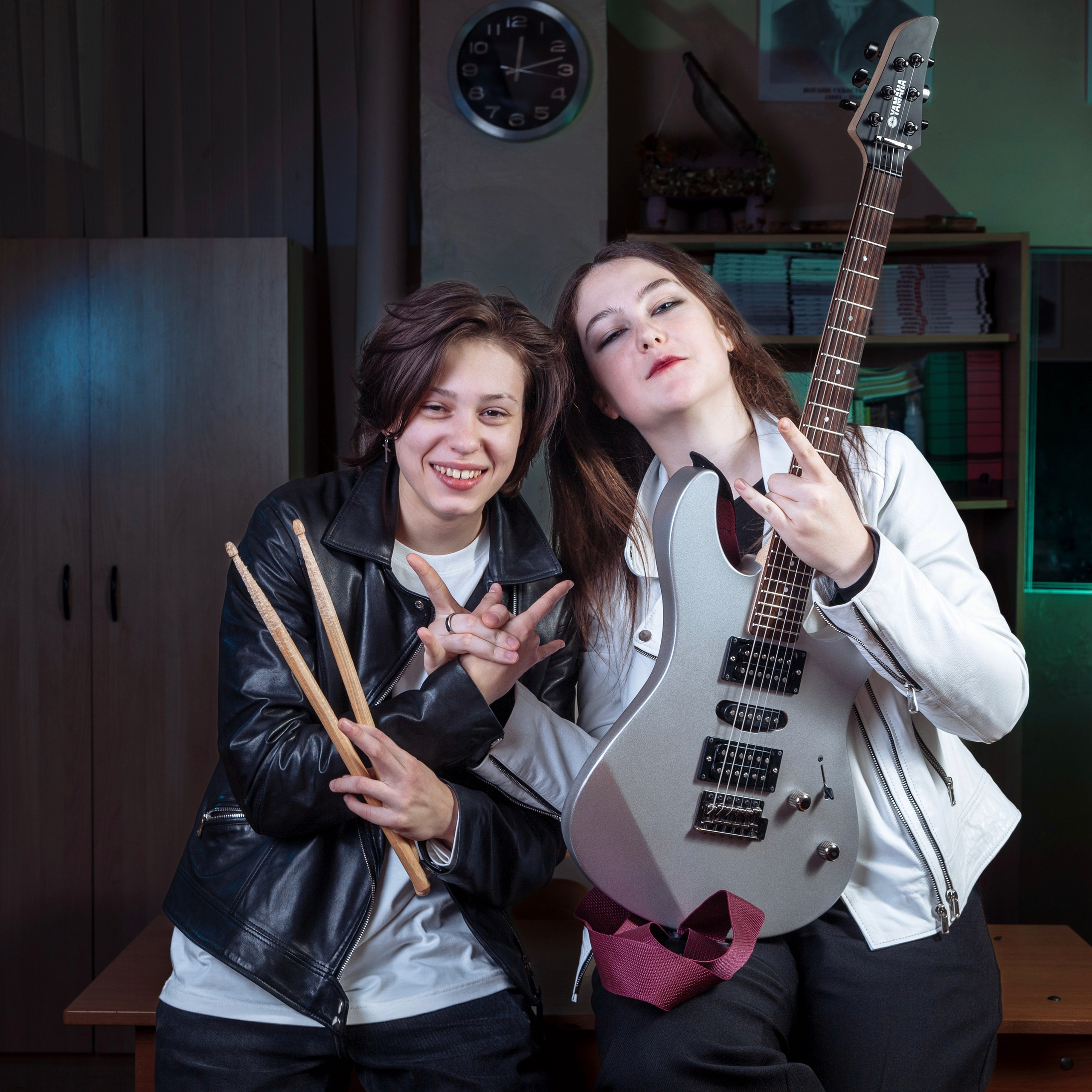 Съемка для выпускного альбома 9 класса с цветным светом в школьном классе. Фотограф в Москве и Московской области Олег Подлесных