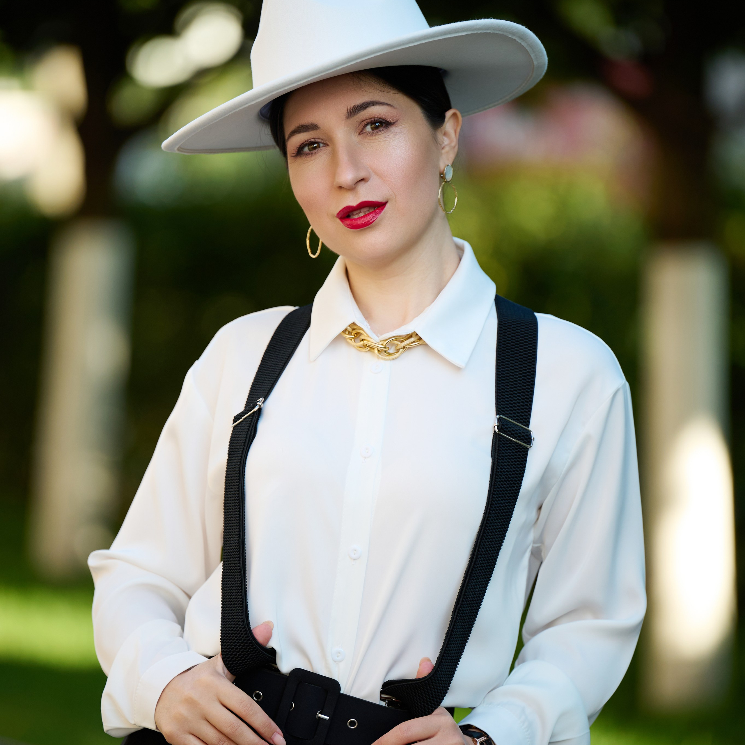 Девушка в шляпе