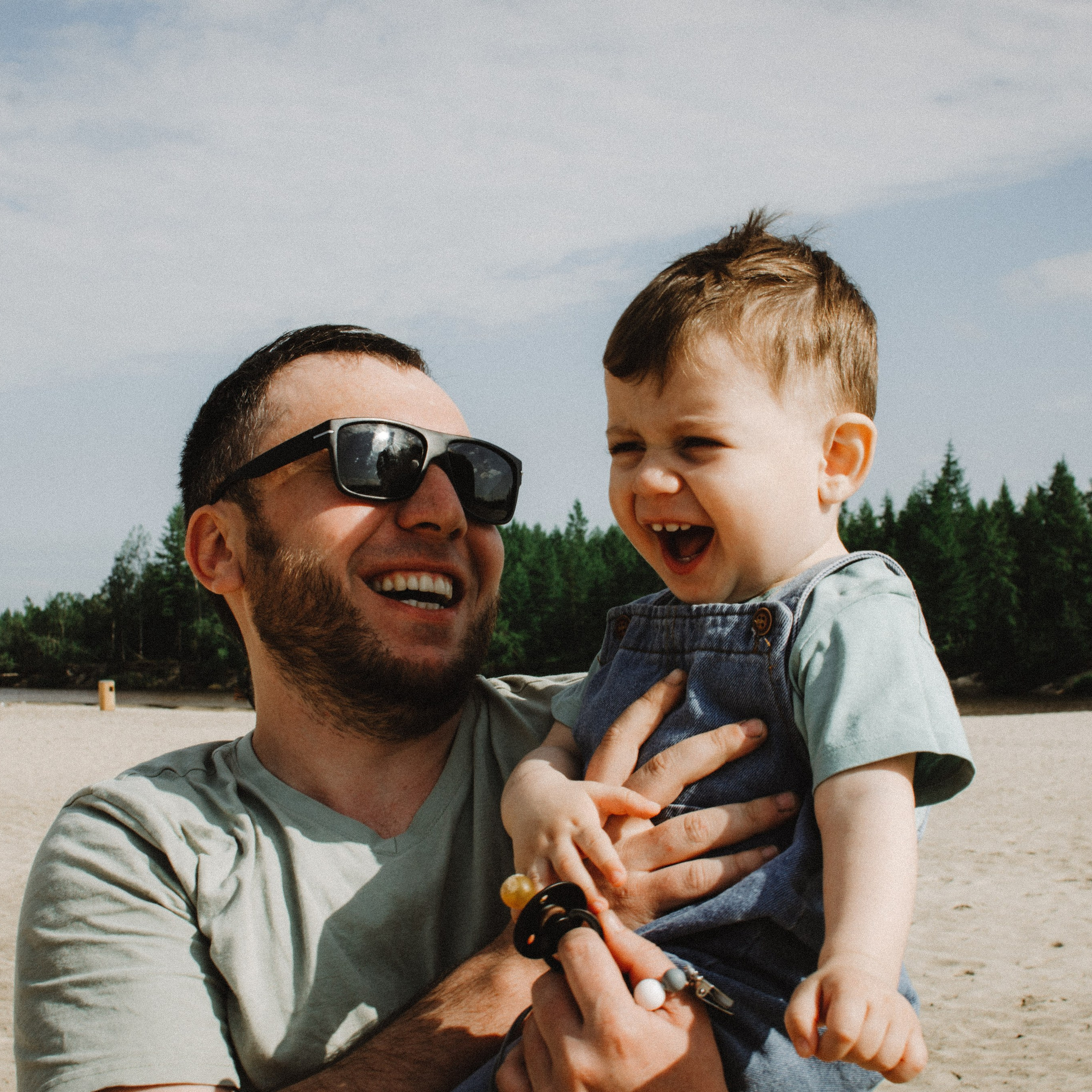 Адам с папой на пляже