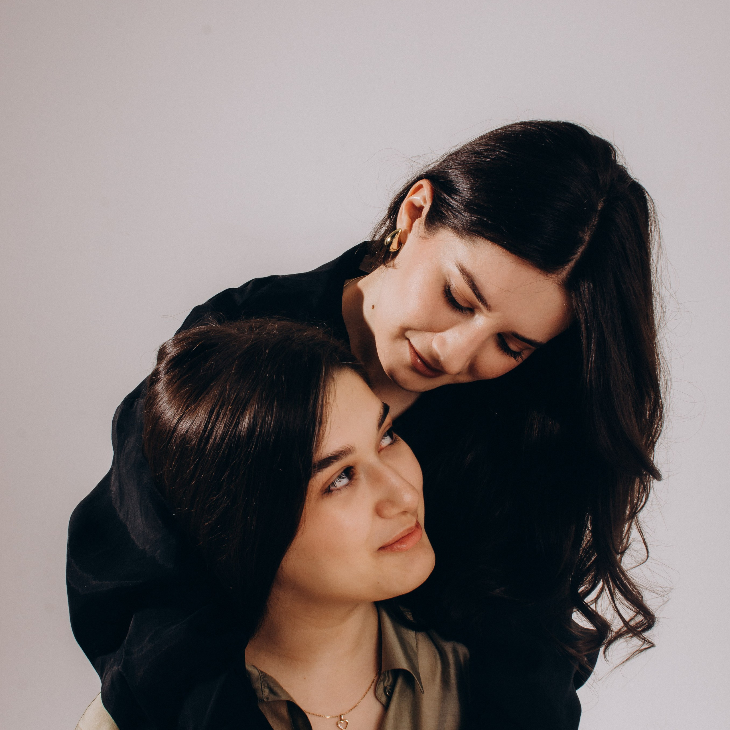 Родные сестра