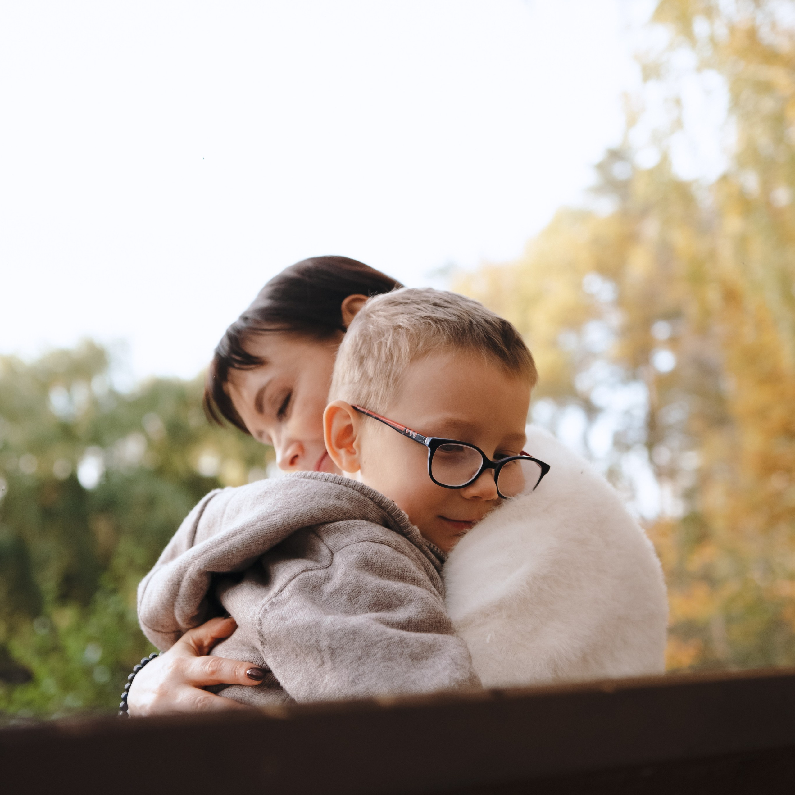 Мама с сыном (осенняя прогулка)