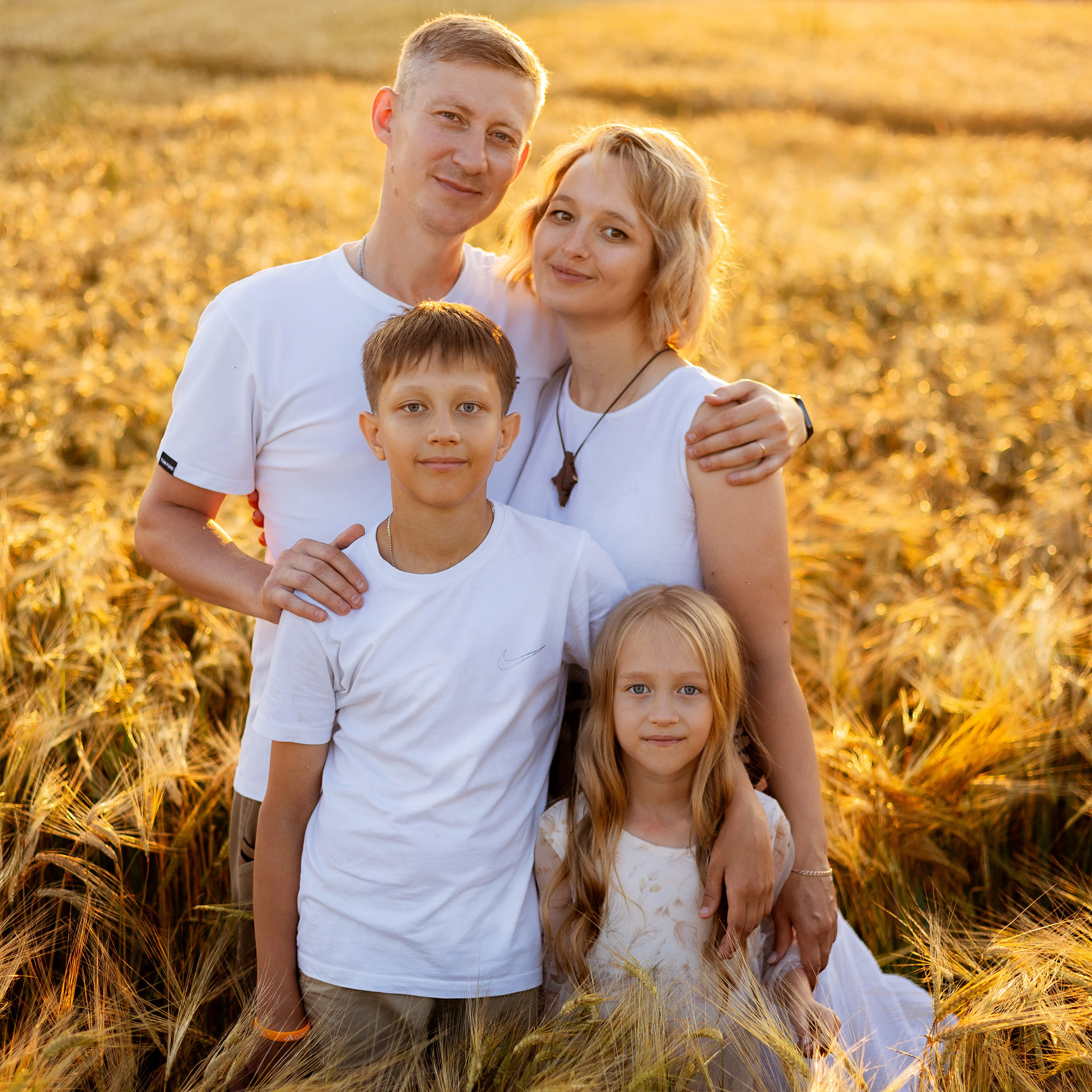 Семейная съемка в&nbsp;пшенице
