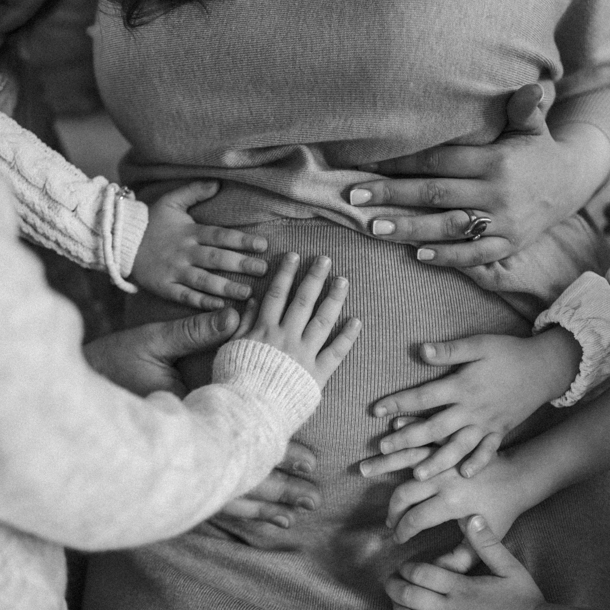 Четверняшки ждут братика