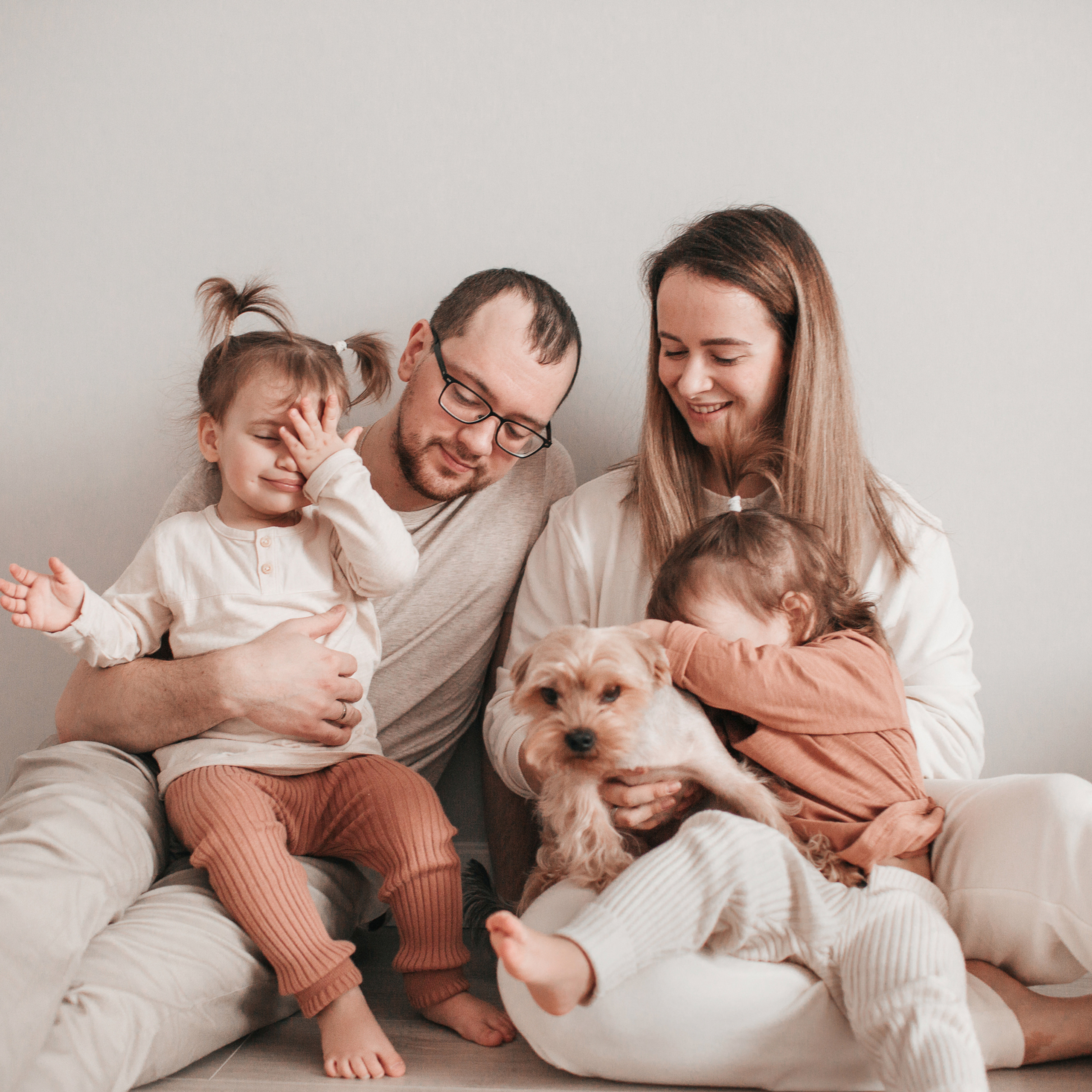 Близняшки Эвелина и&nbsp;Вероника. Семейная фотосессия дома