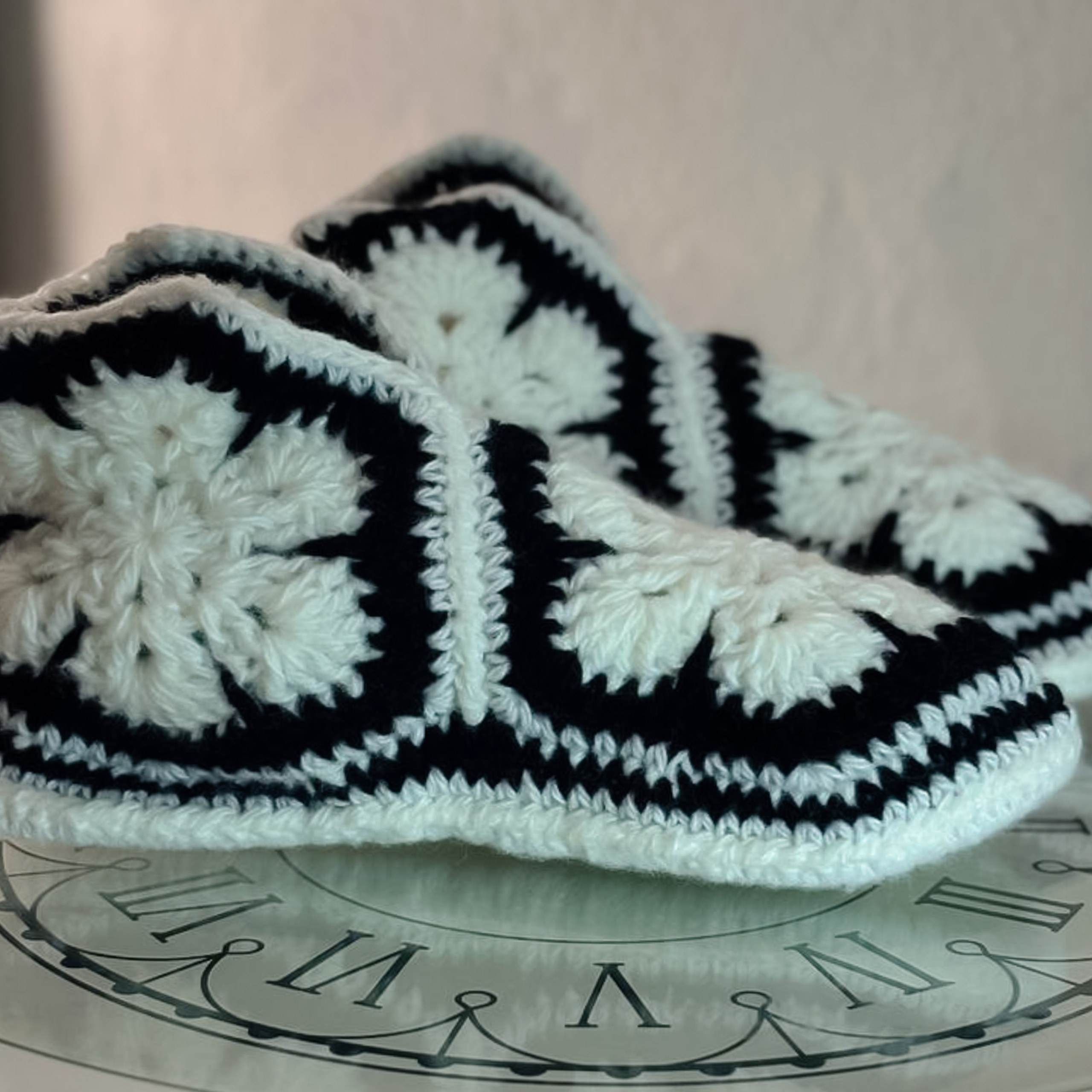 Тапочки черно-белые. NNRoomТеплорук