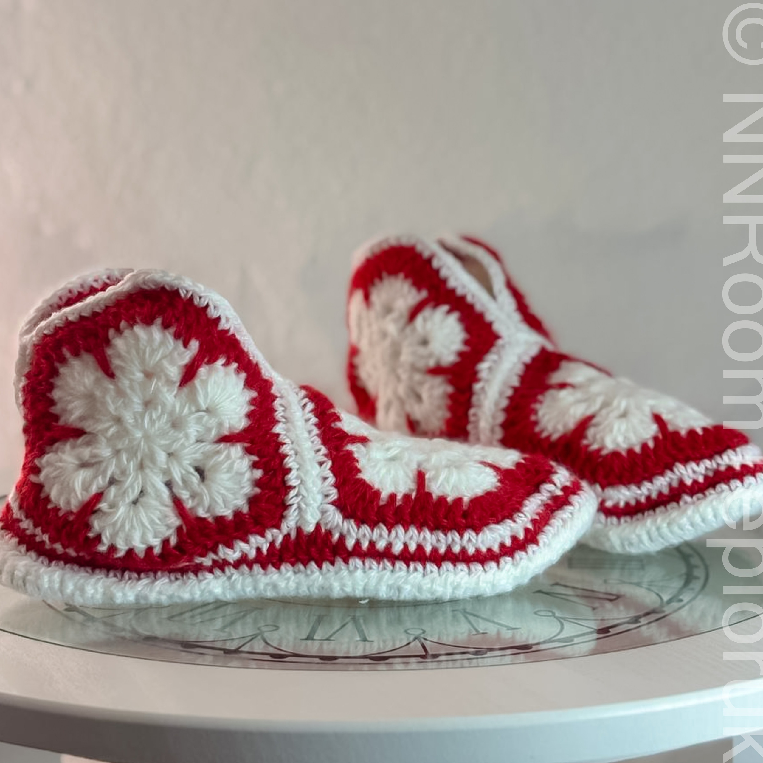 Тапочки красно-белые. NNRoomТеплорук