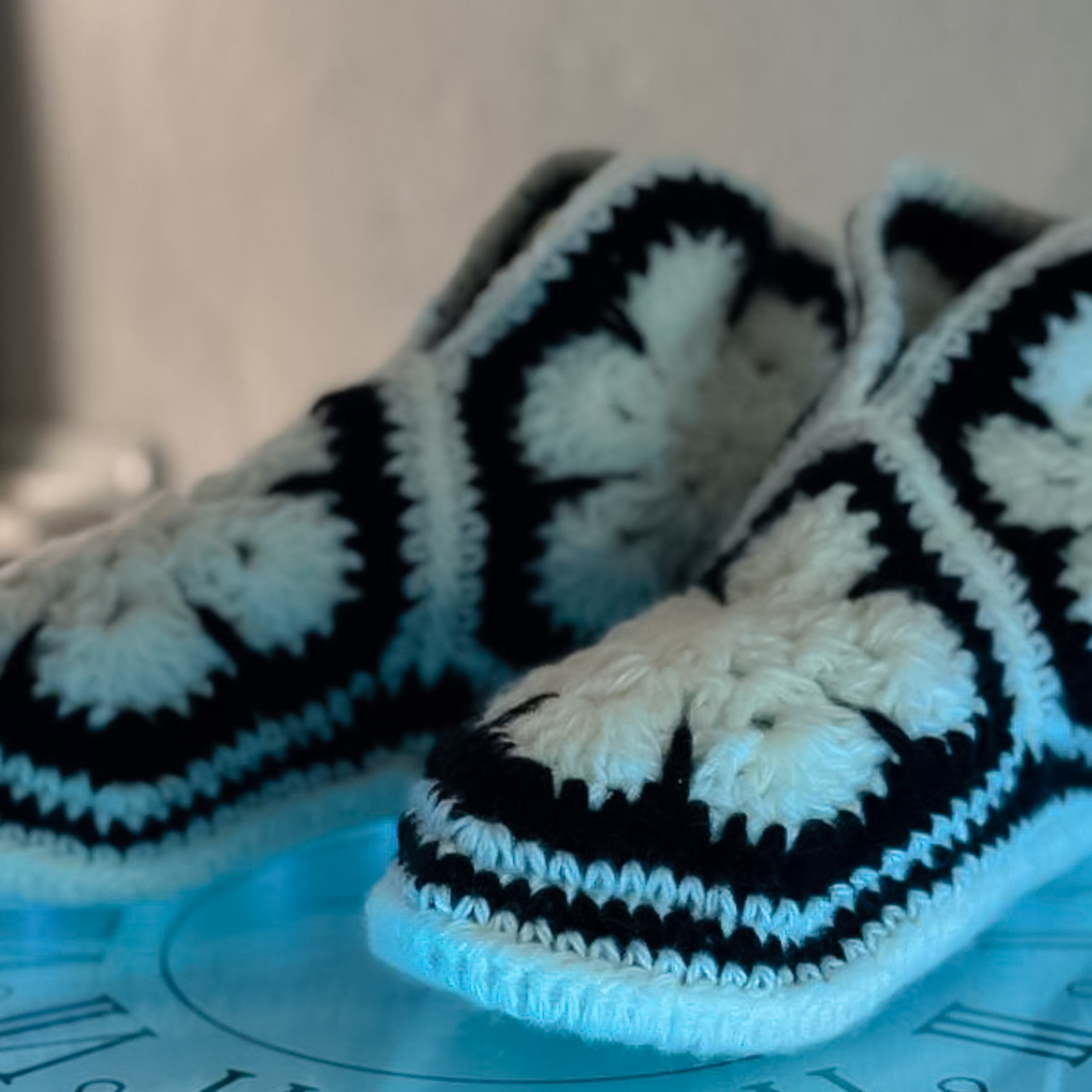 Тапочки черно-белые. NNRoomТеплорук