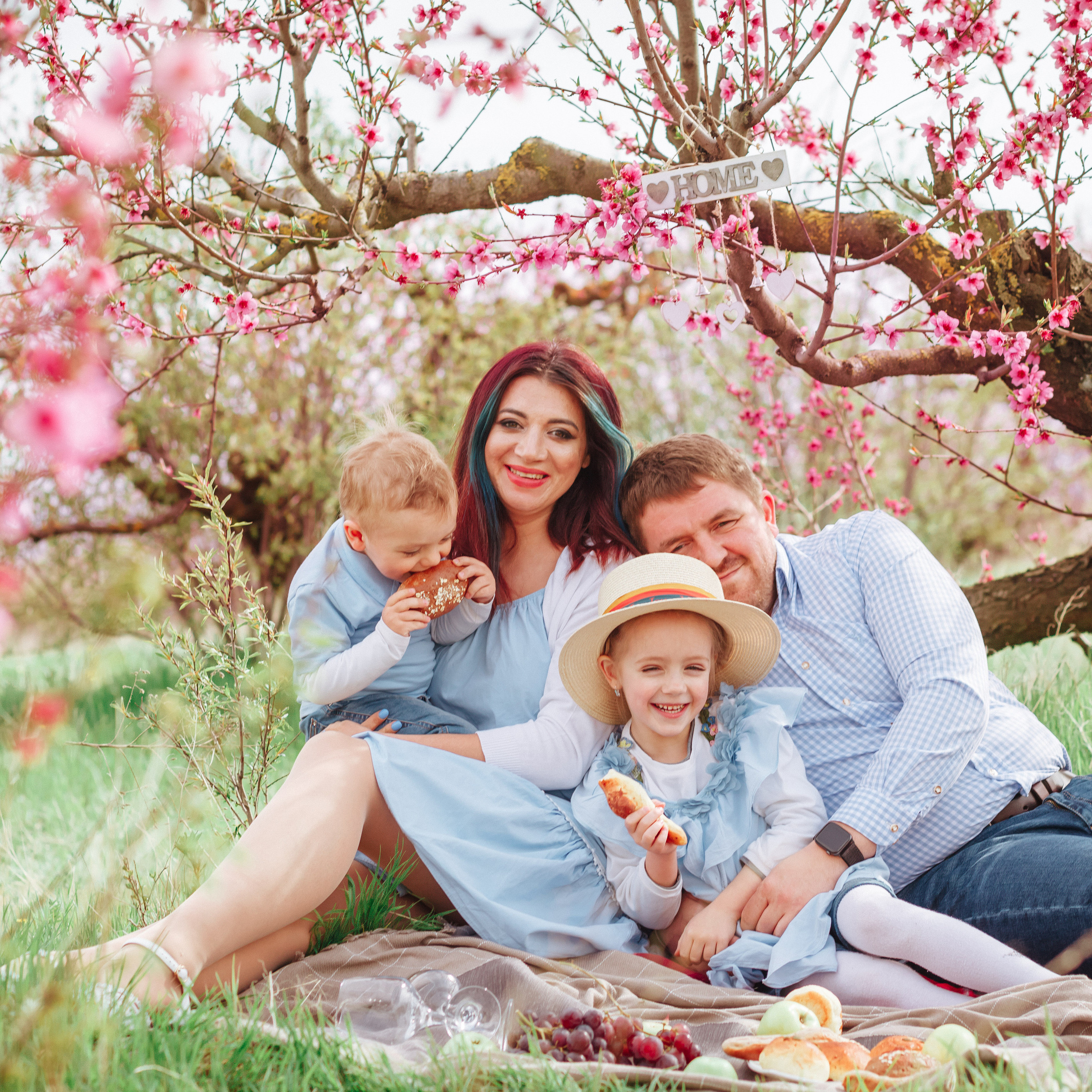 Пикник в персиковом саду