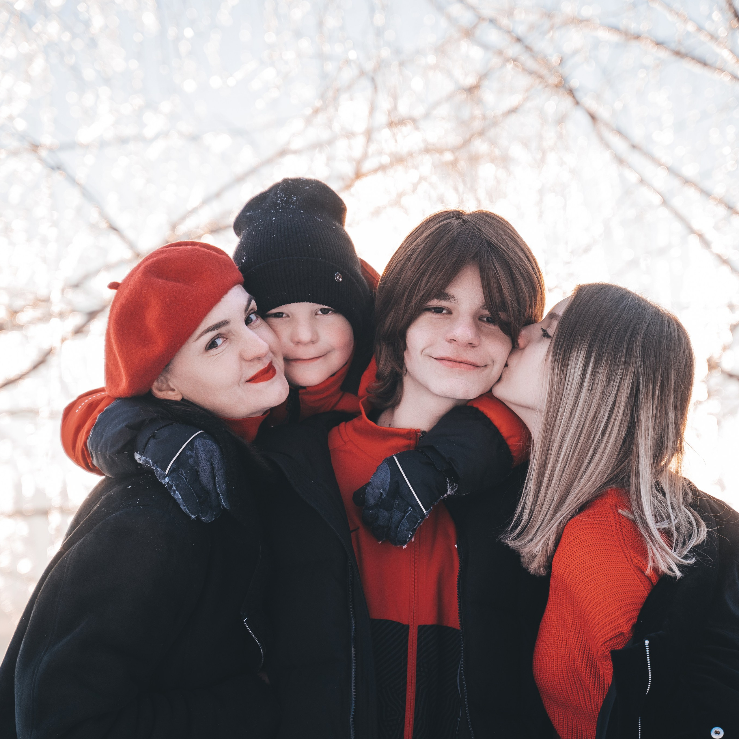 Яркая зимняя семейная фотосессия