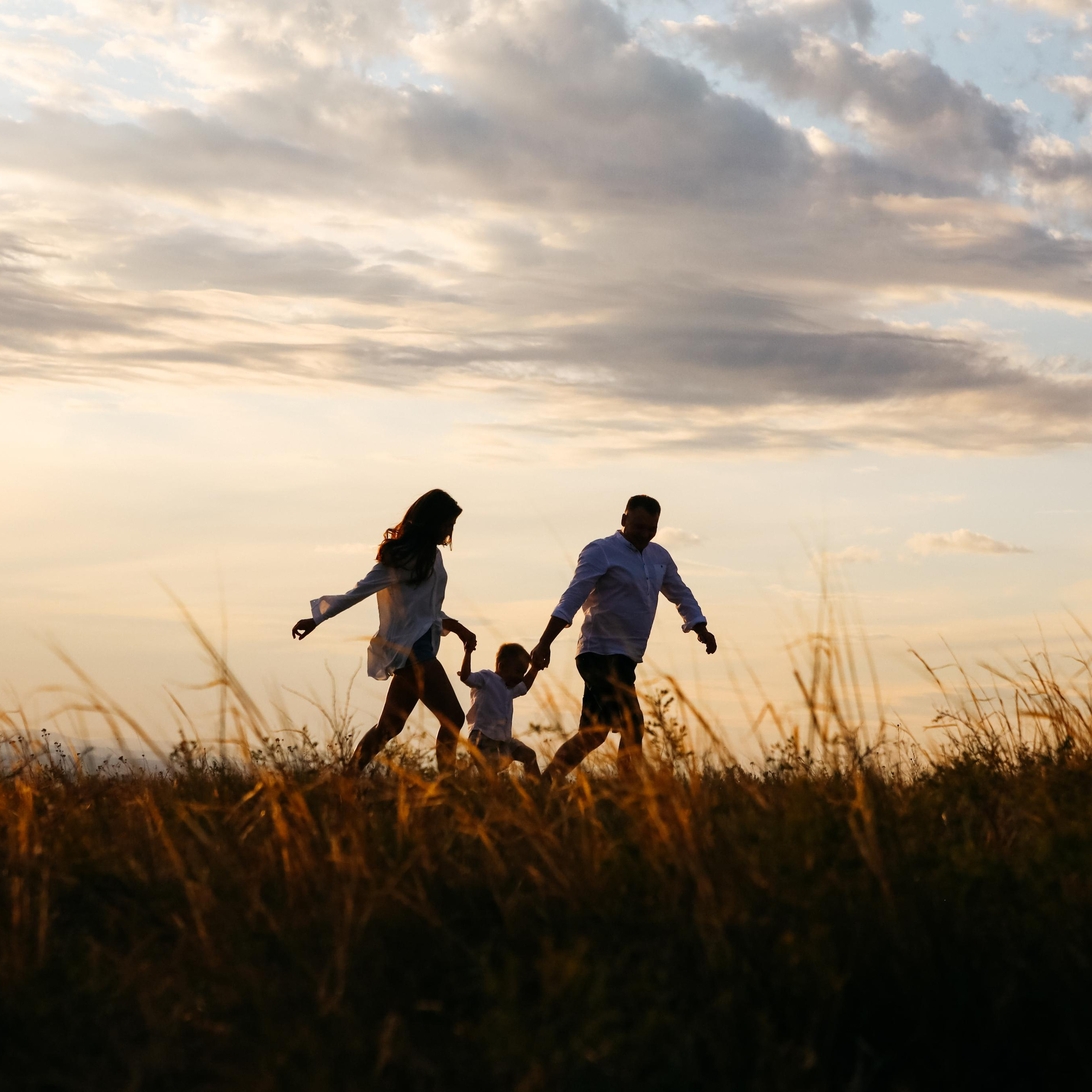 Семейная фотосессия в горах на закате.