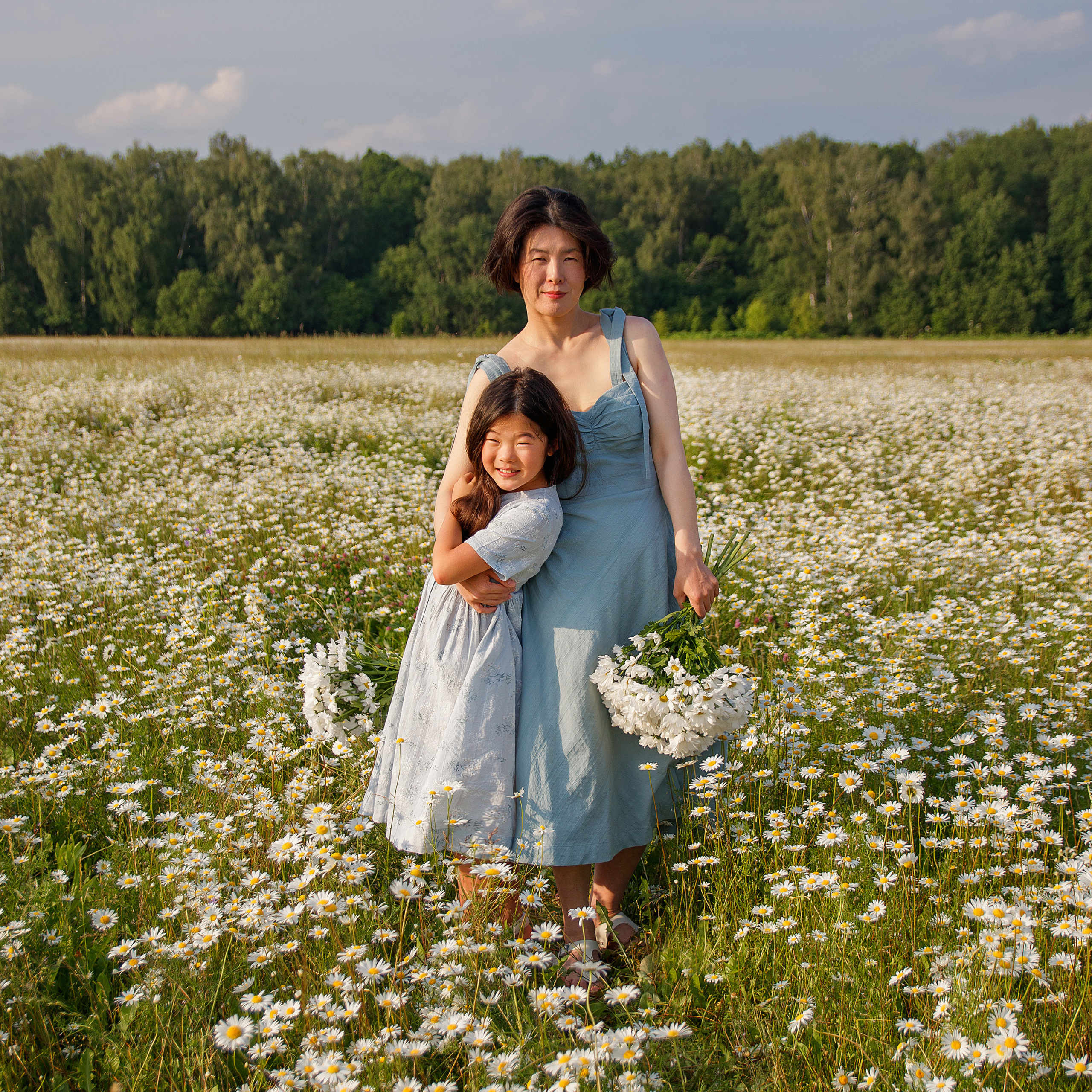 Мама и дочка в поле ромашек