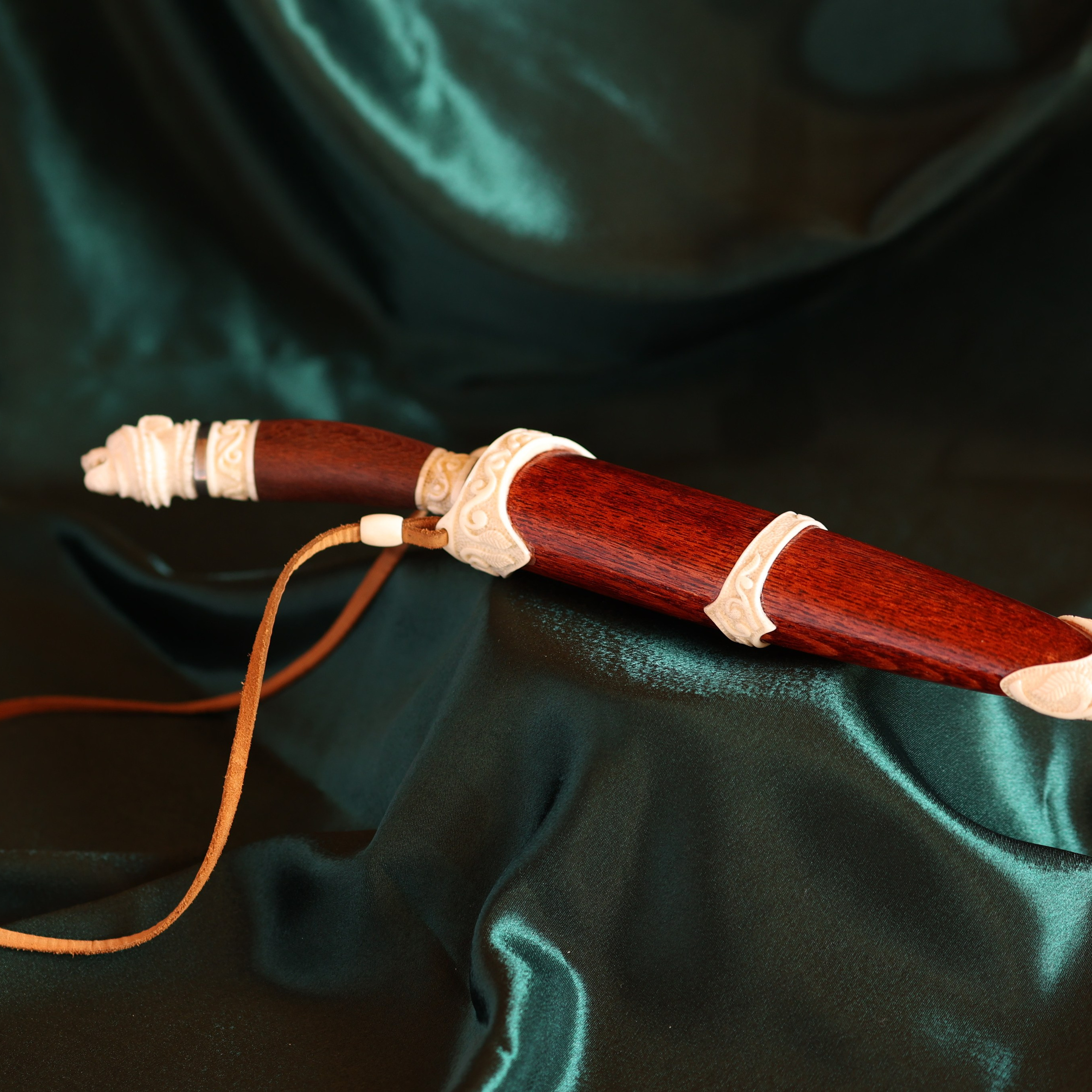 Нож в ножнах