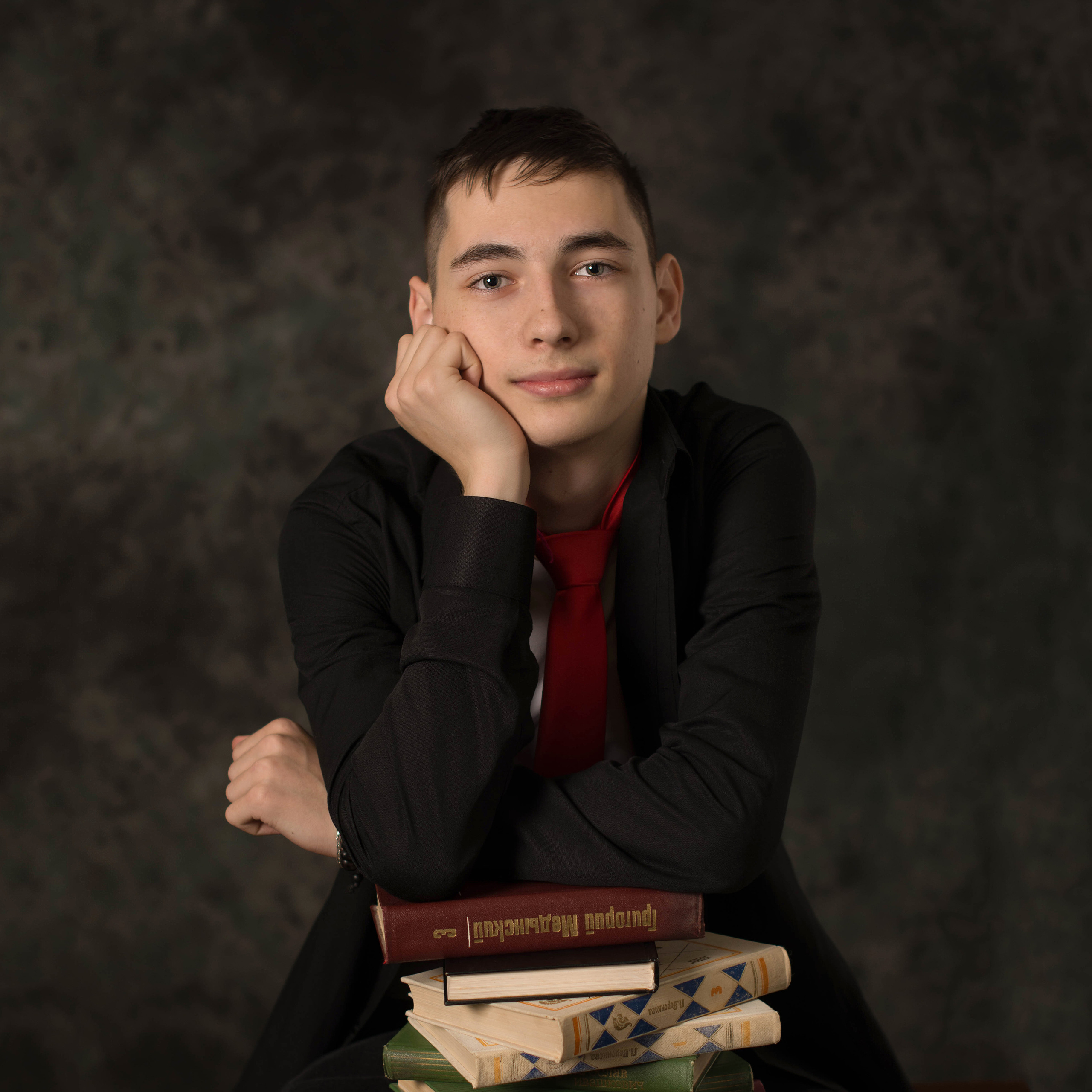 Трюмо для 10 класса на сером фоне Челябинск.