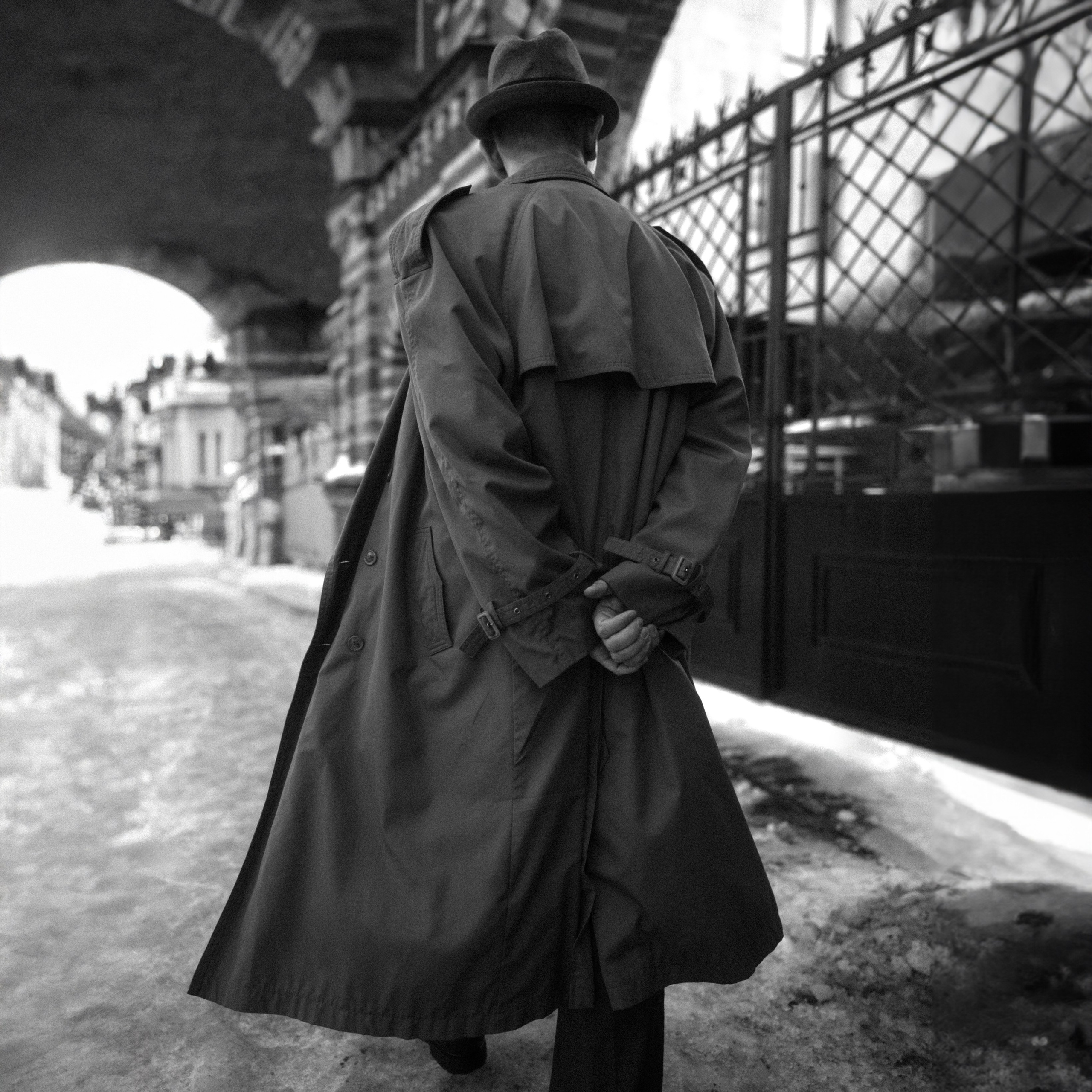 Мужская прогулочная фотосесся с Эриком в стиле фильма Оппенгеймер