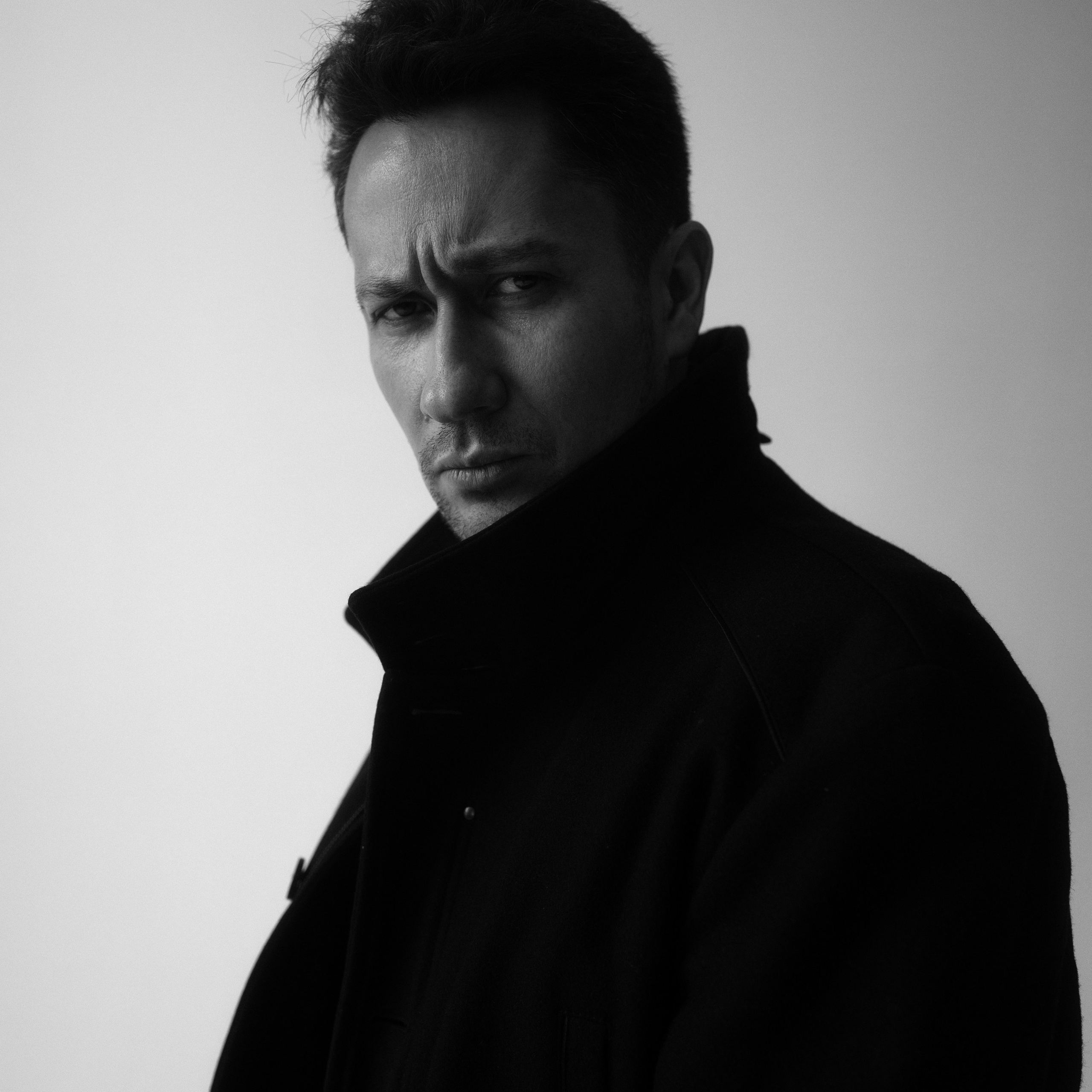 Мужская чб фотосессия с Николаем в студии Делайт