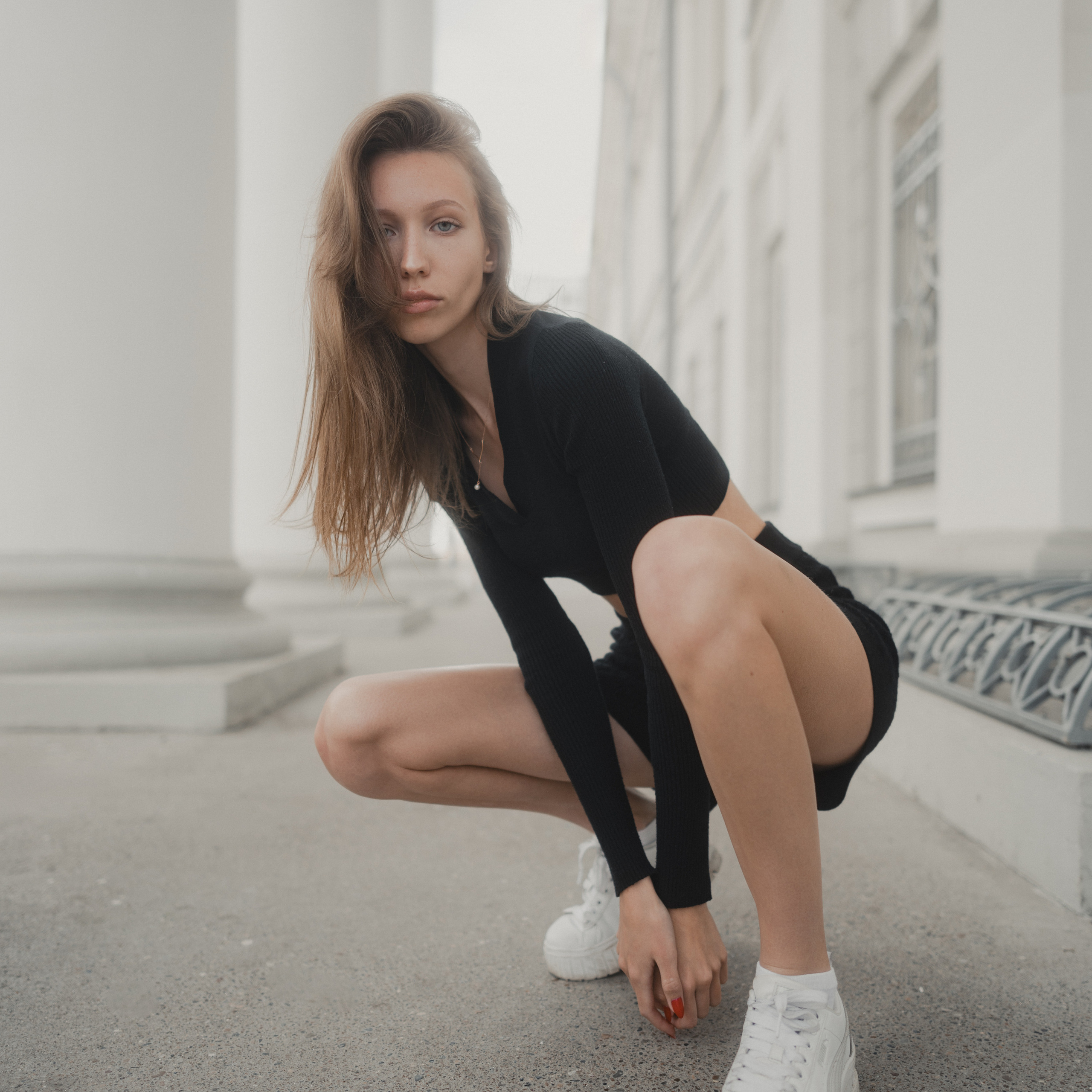 Уличная фотосессия с Калисой около здания КФУ в Казани