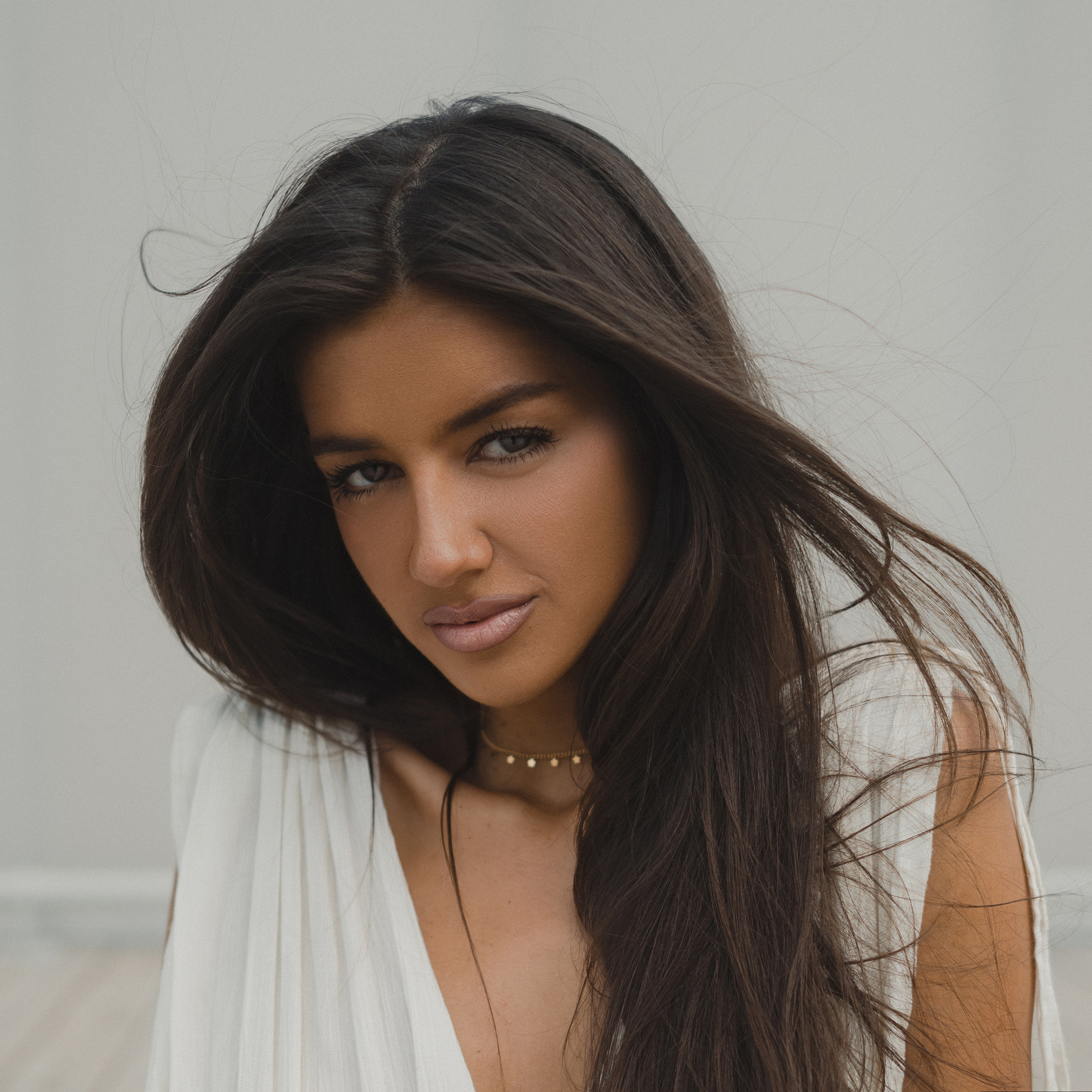 Уличная фотосессия с Альмирой на территории казанского кремля