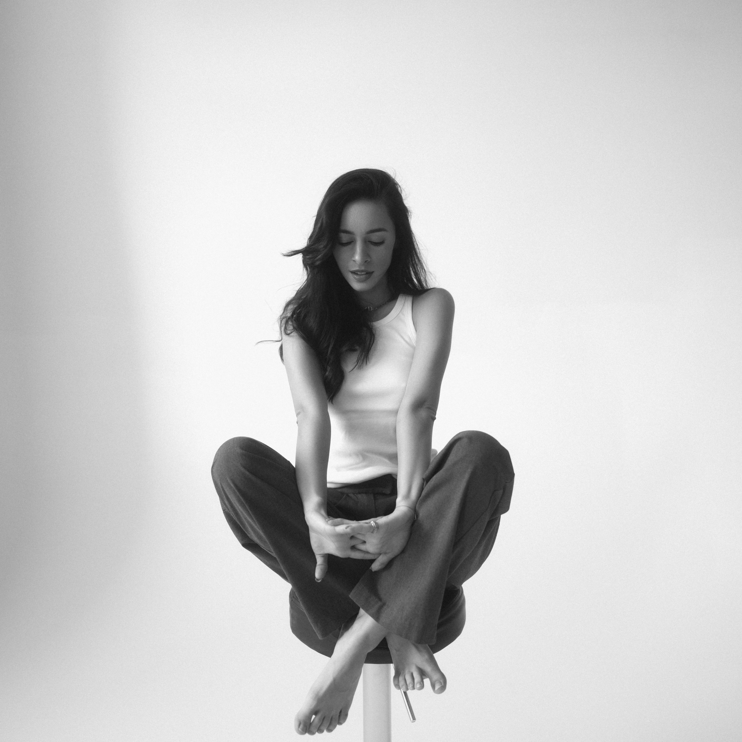 Студийная чб фотосессия с Айгуль в студии DeLight