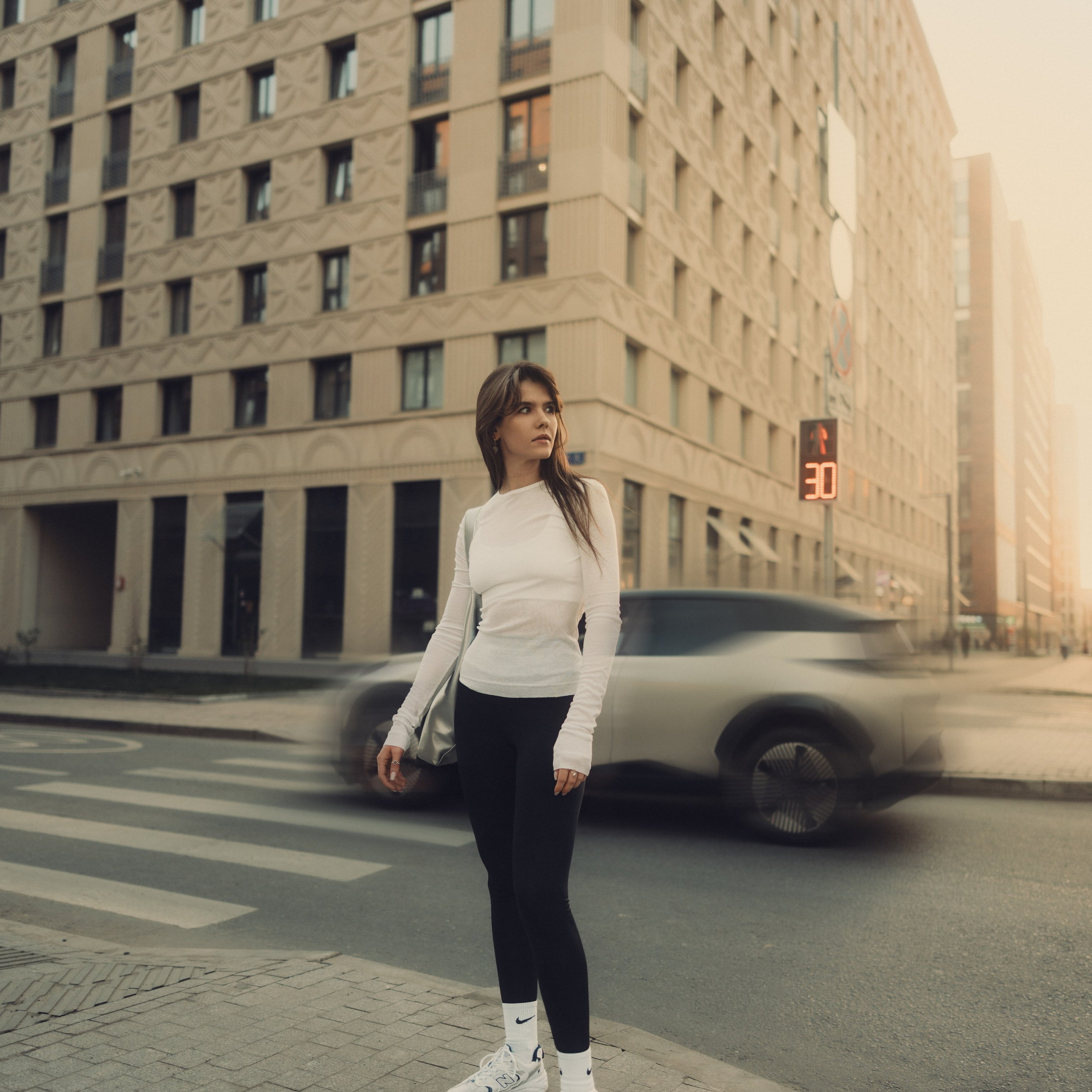 Вечерняя уличная фотосессия с Дашей в ЖК ЗИЛ АРТ в Москве