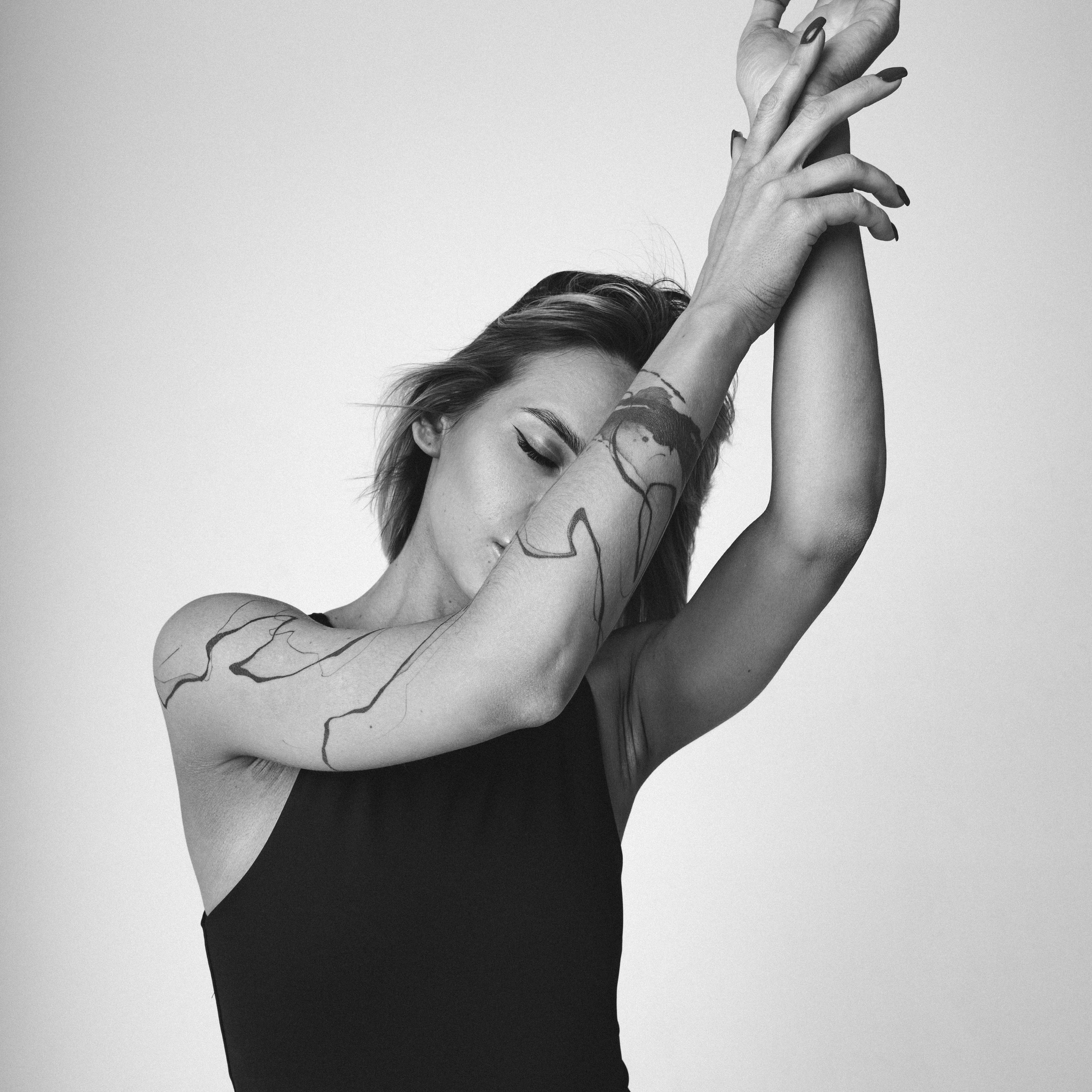 Студийная чб фотосессия с Анной на циклораме