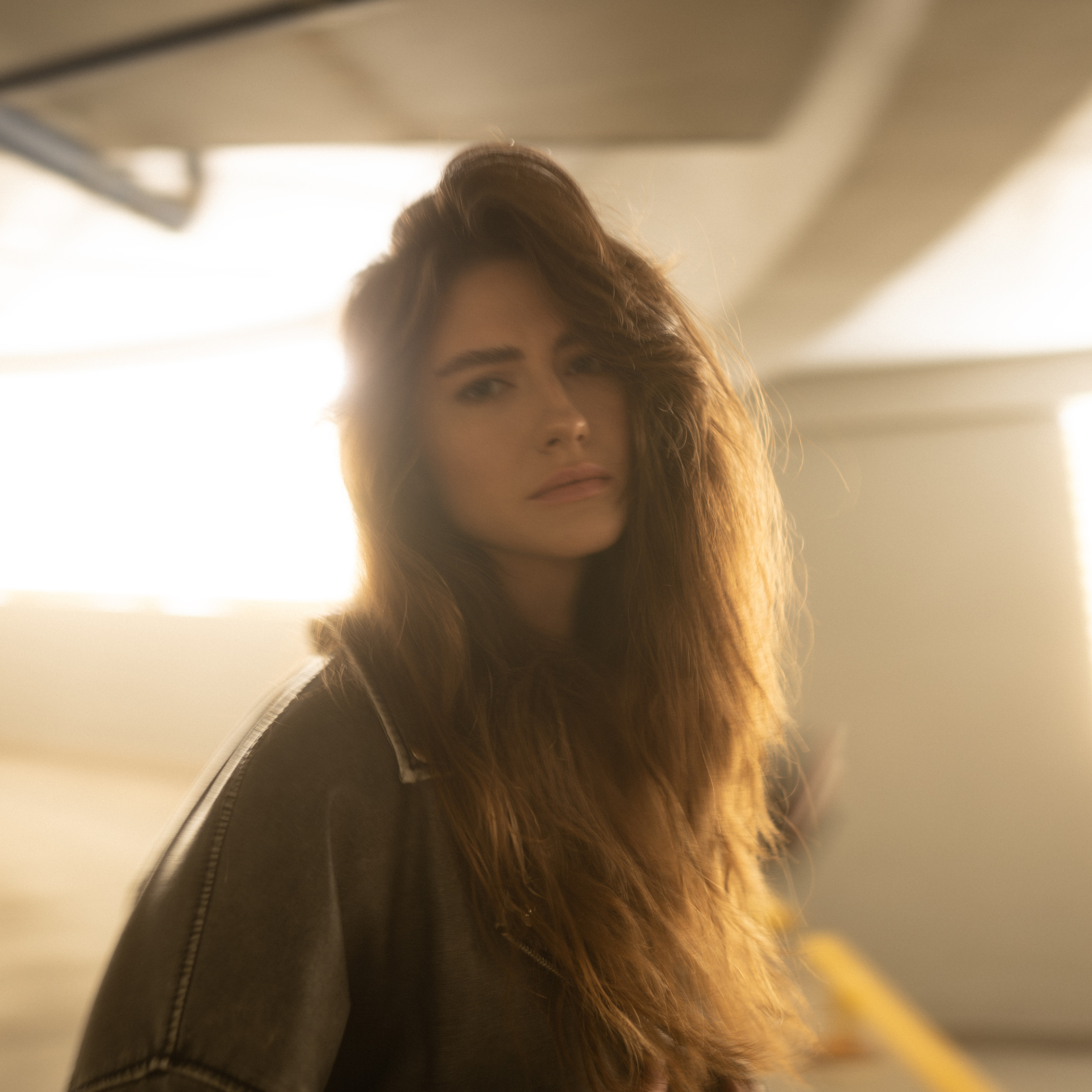 Уличная фотосессия с Настей на парковке в центре Казани