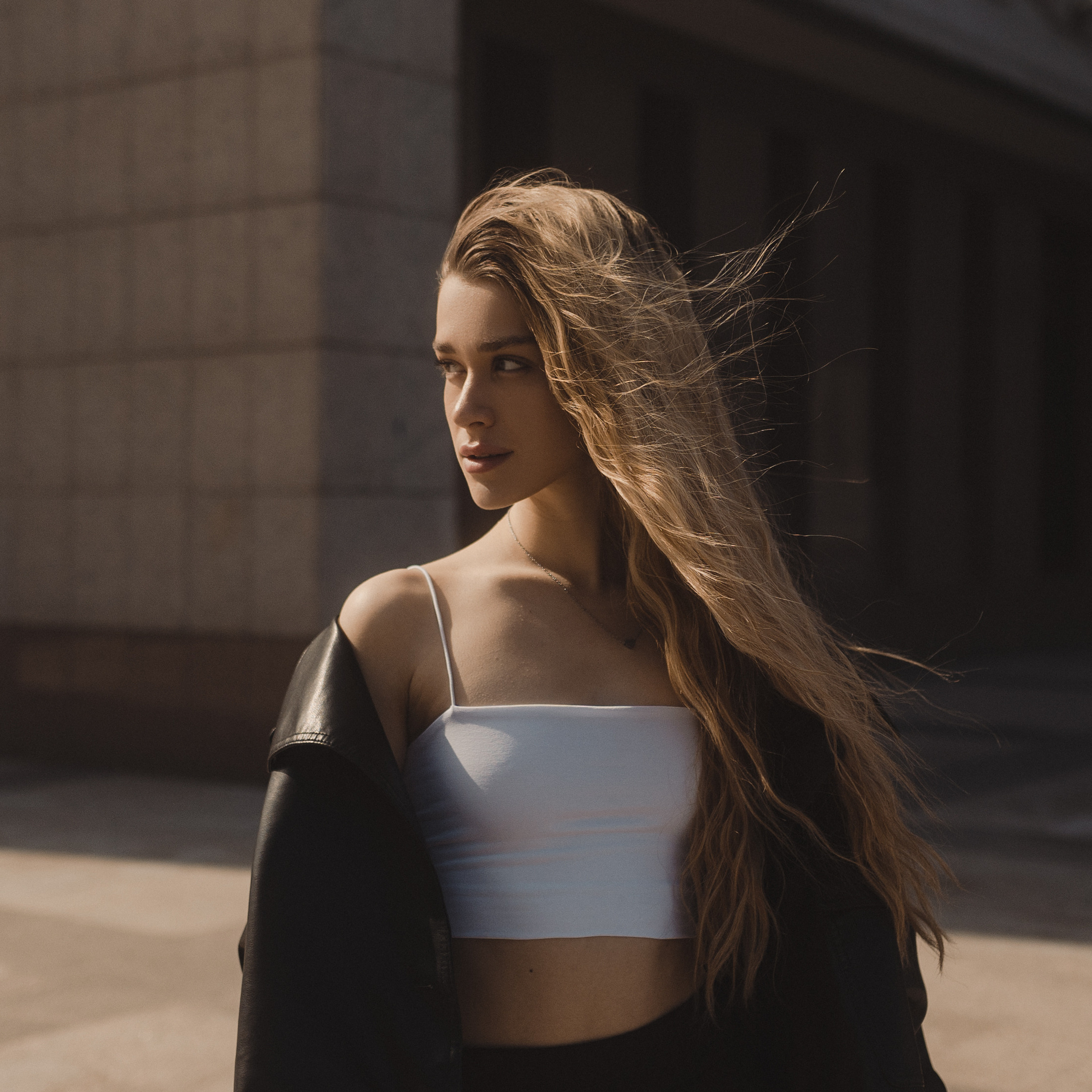 Уличная фотосессия с Аделиной около Госсовета в Казани