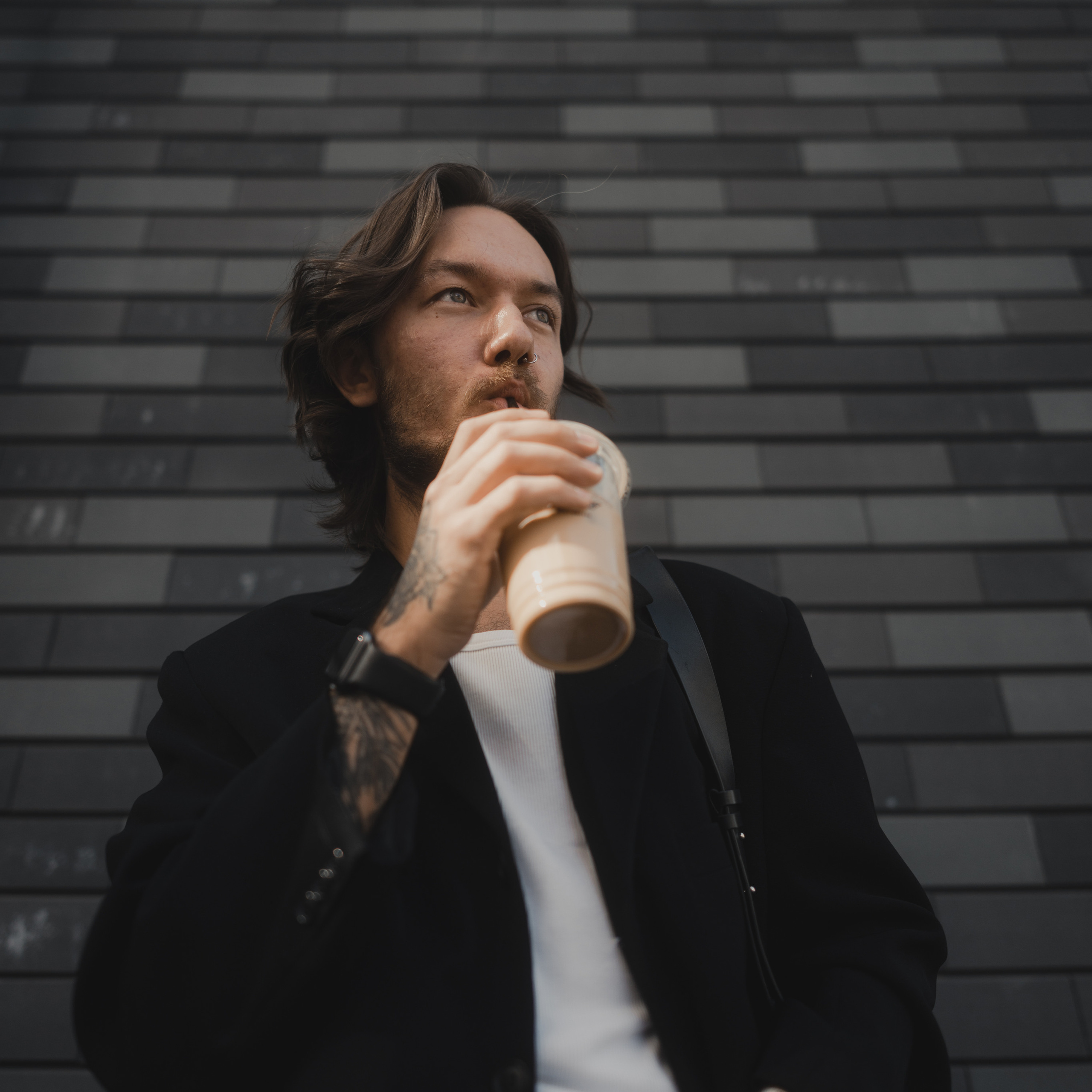 Мужская уличная фотосессия с Эриком на улице Столбова в Казани