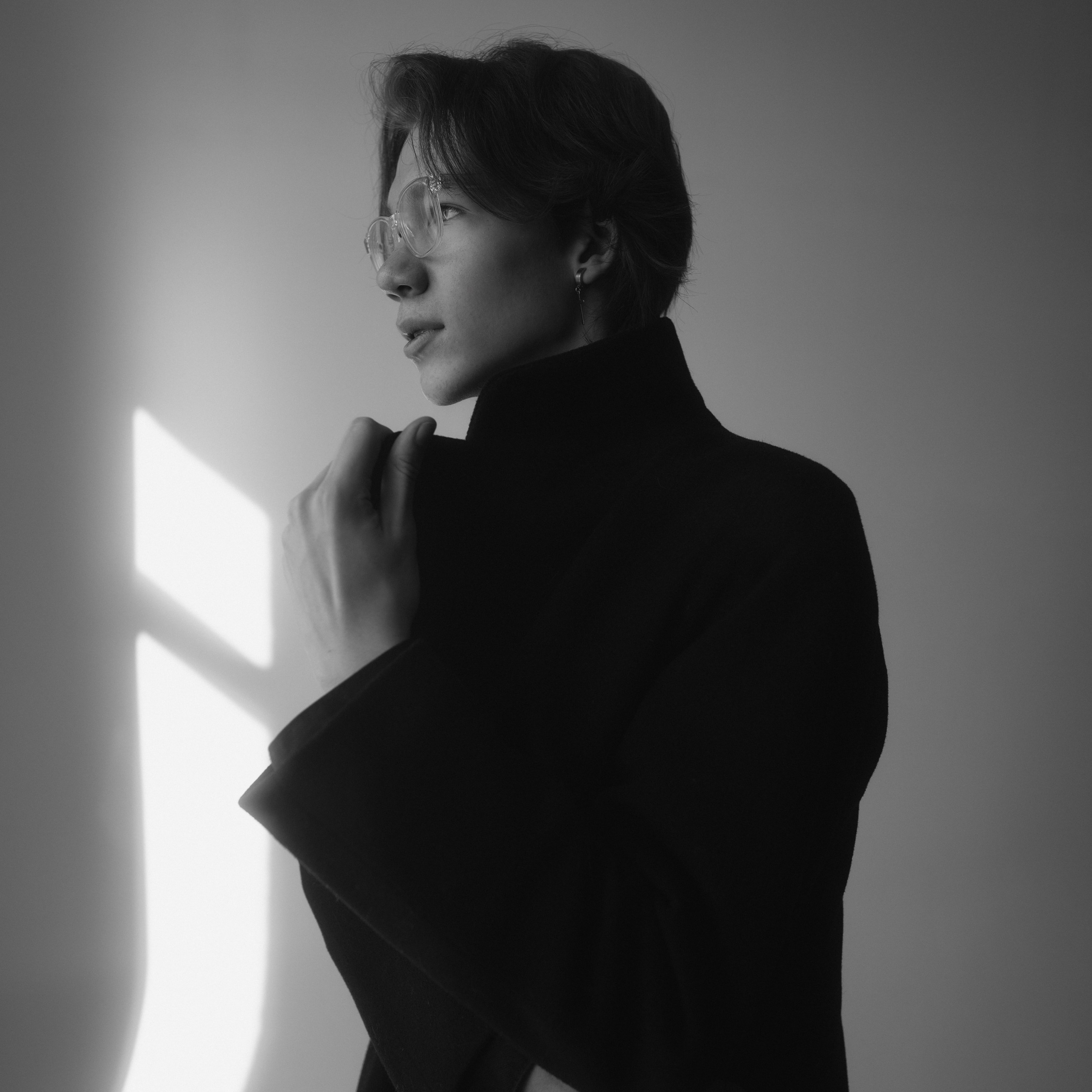 Студийная мужская фотосессия с Яромиром в чб стиле