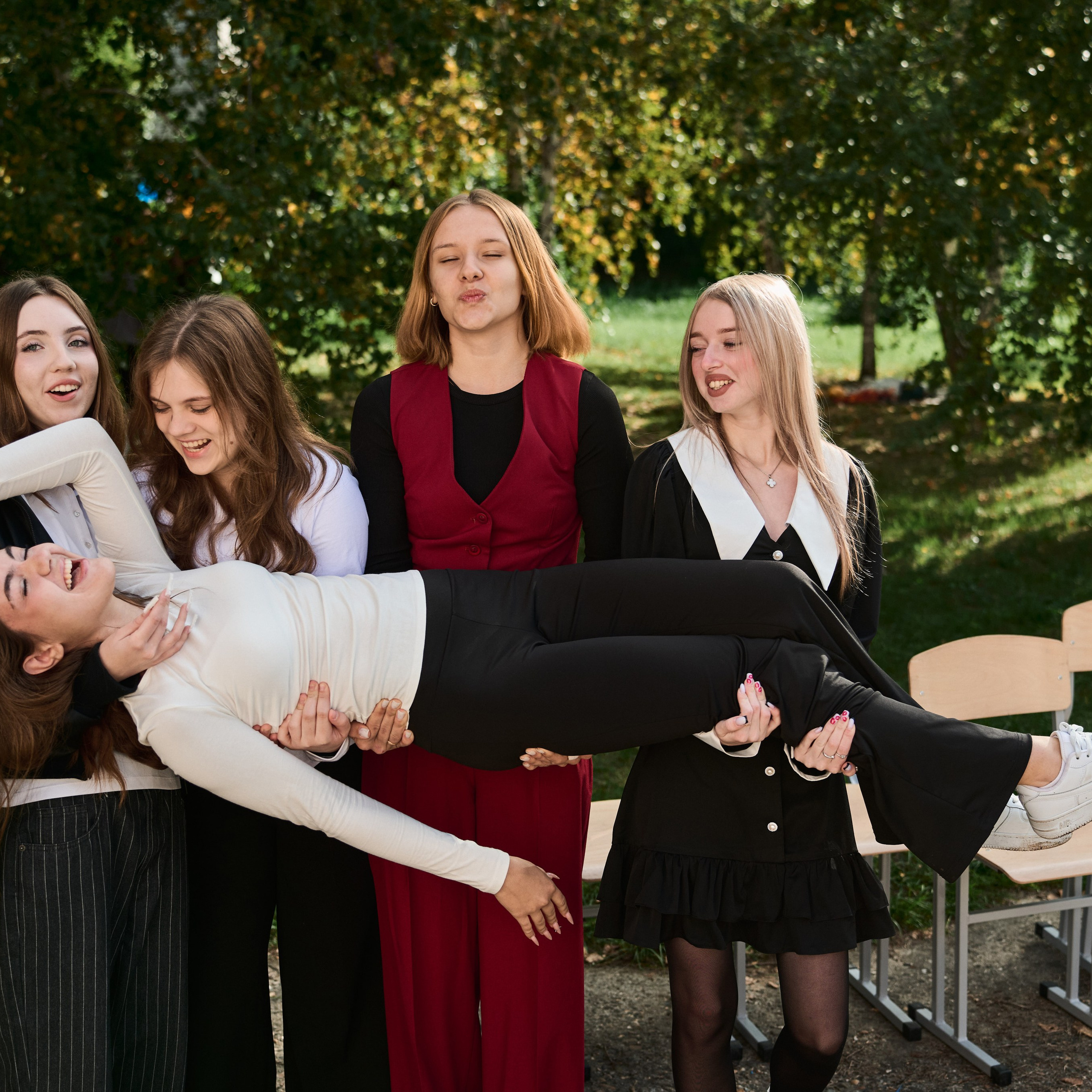 Выпускники 9 класс школы 166