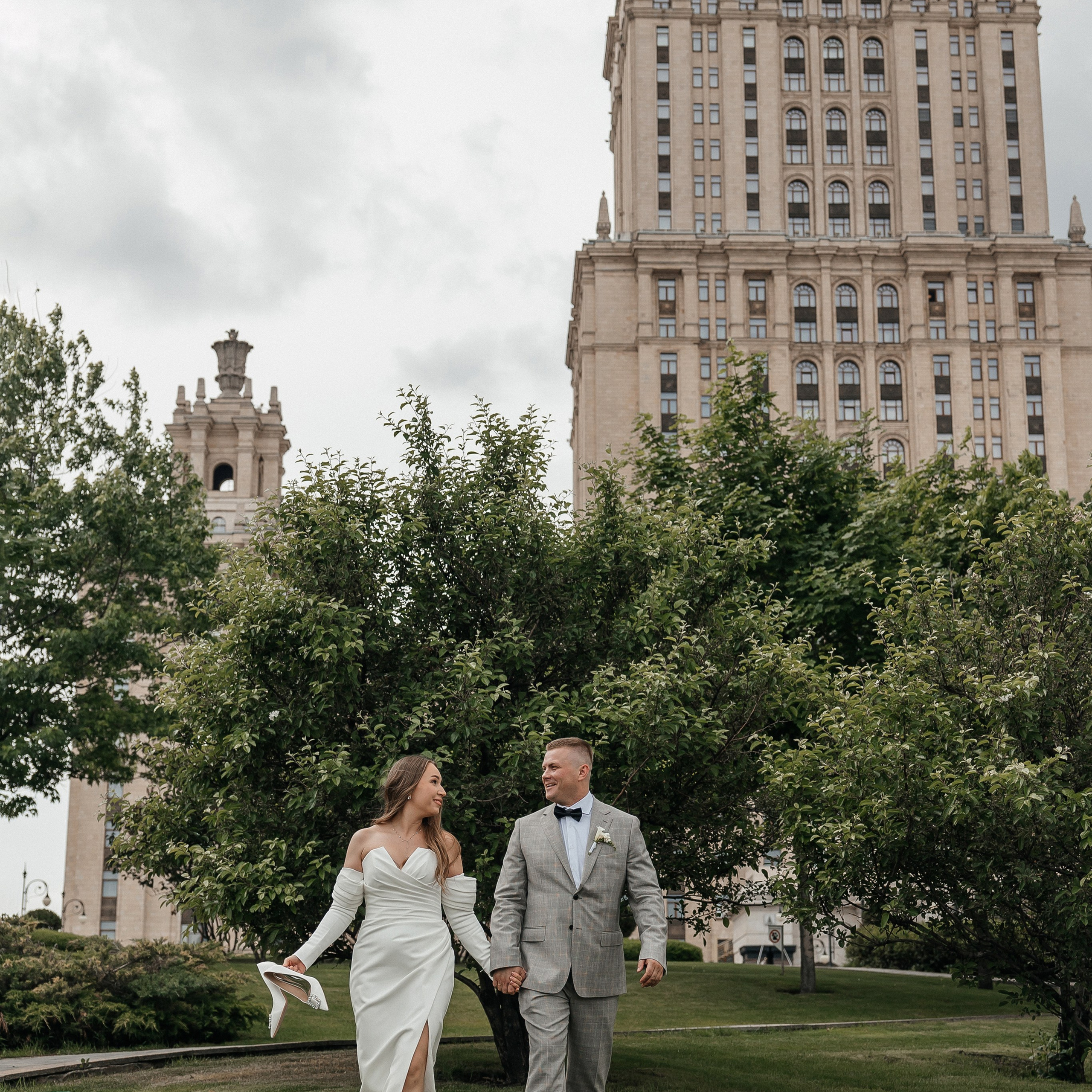 Свадебная фотосессия в Главном Ботаническом саду имени Цицина. Свадебный фотограф в Москве Дарья Олендарёва