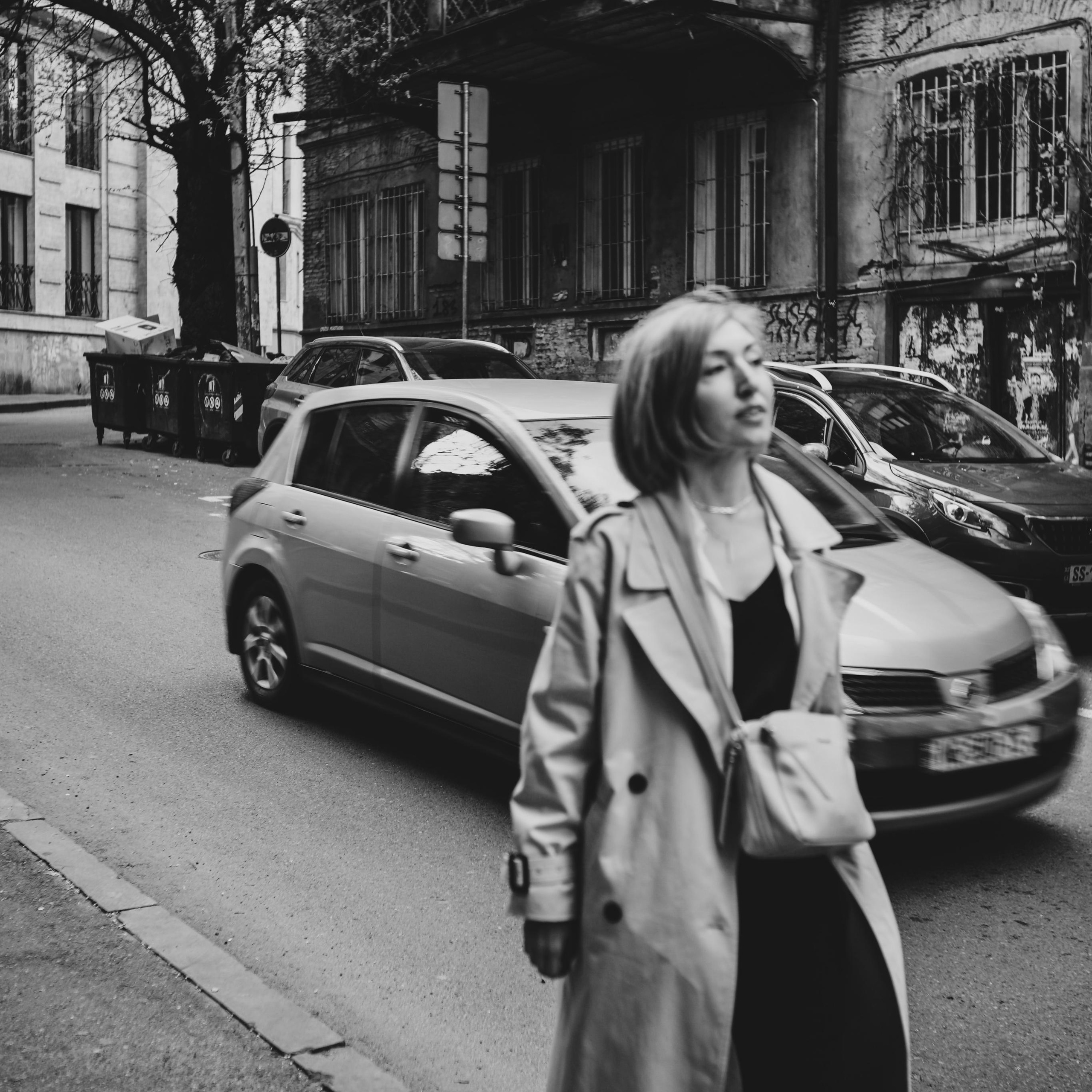 …история о парадных, глицинии, черно-белом кино и Маше