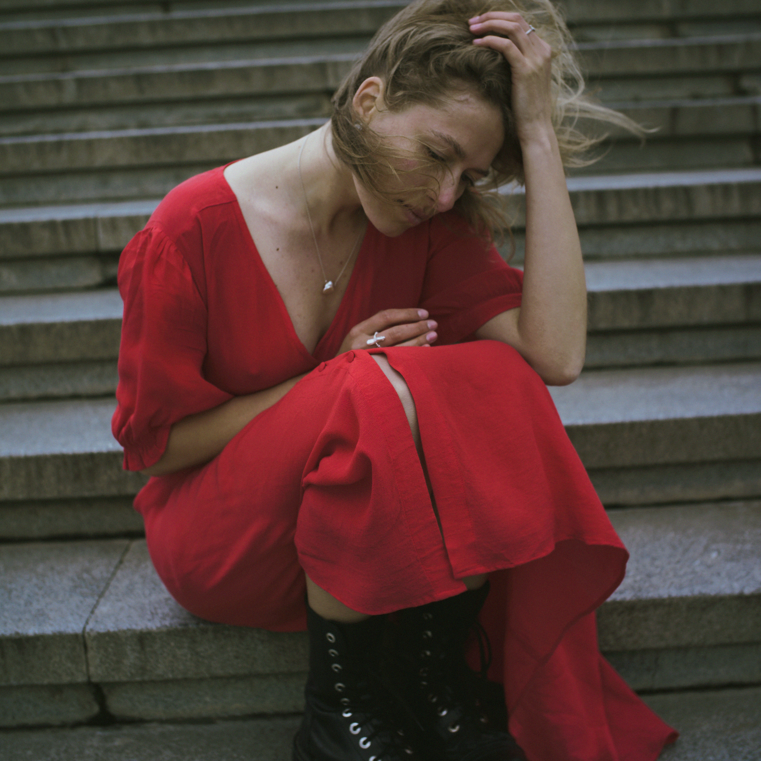 …история об отражениях, хрупкости, красном платье и Кате