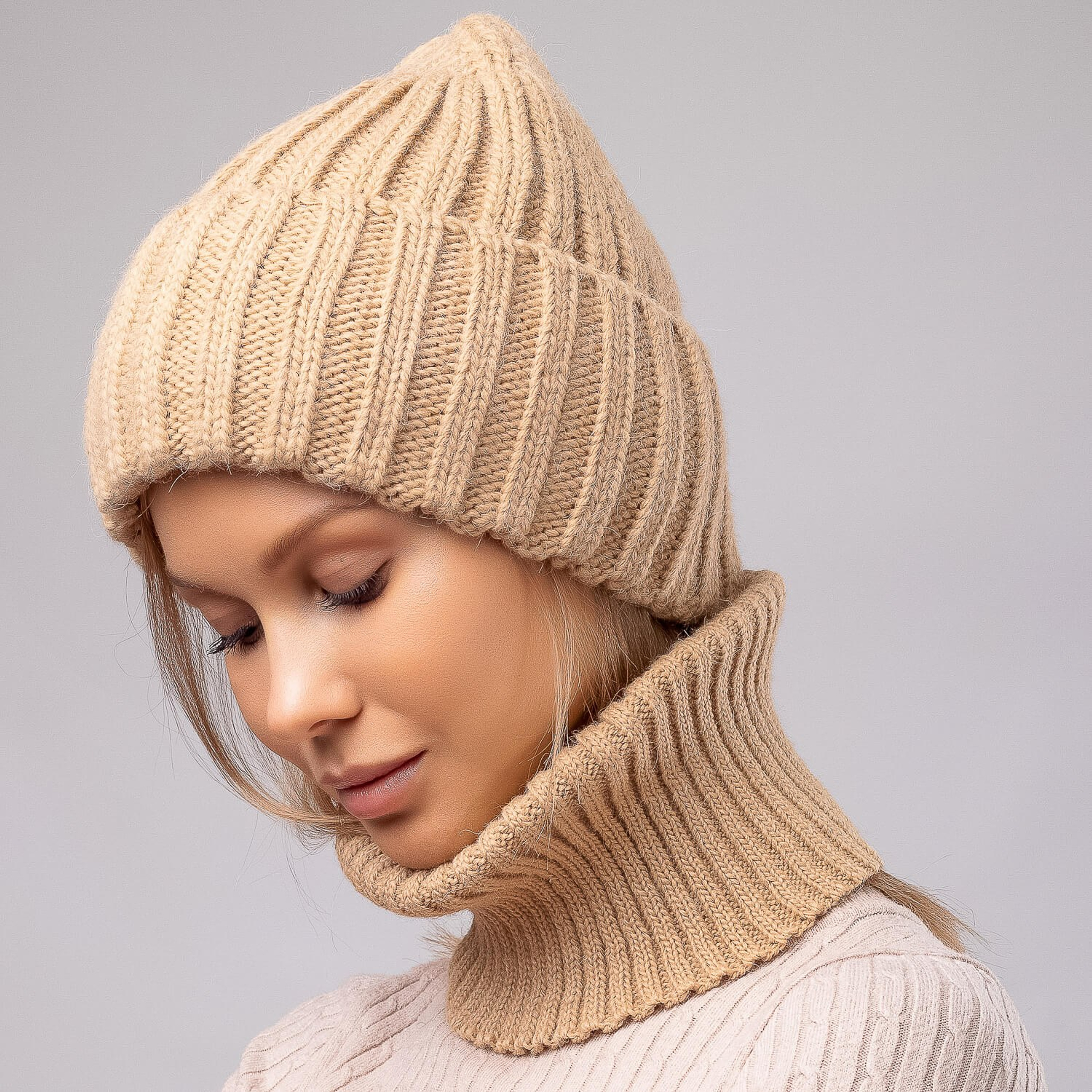 Шапка бини женская на модели