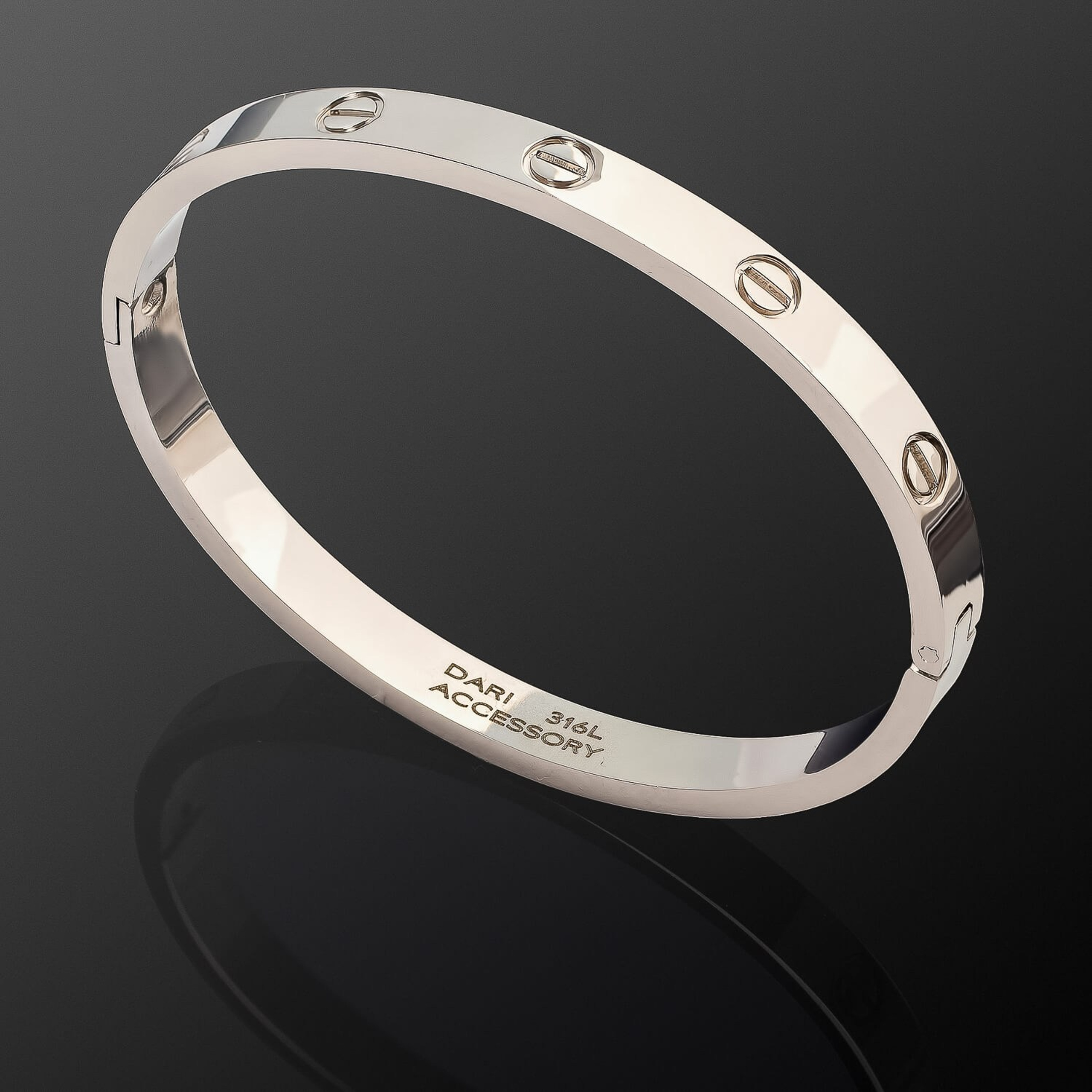 Бижутерия из металла на черном фоне