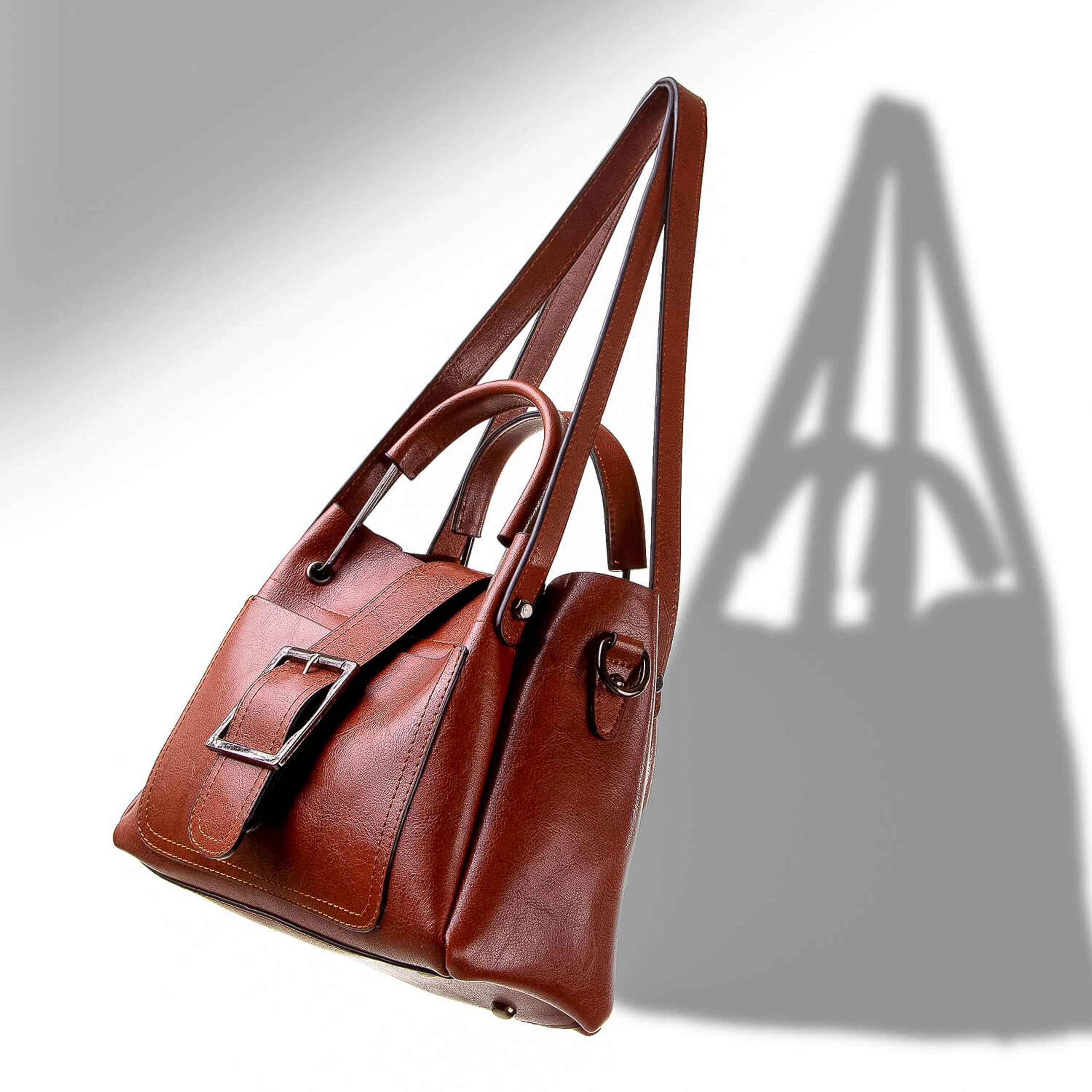 Сумка на белом фоне с добавлением эффектов